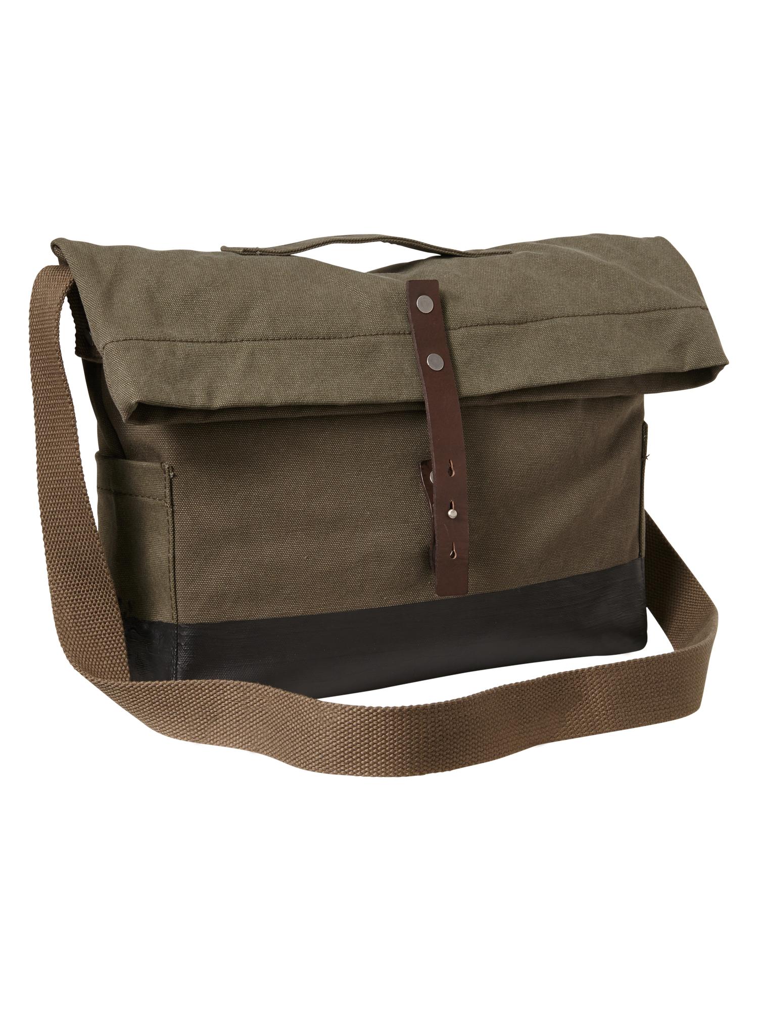 Gap公式オンラインストア Utility messenger bag