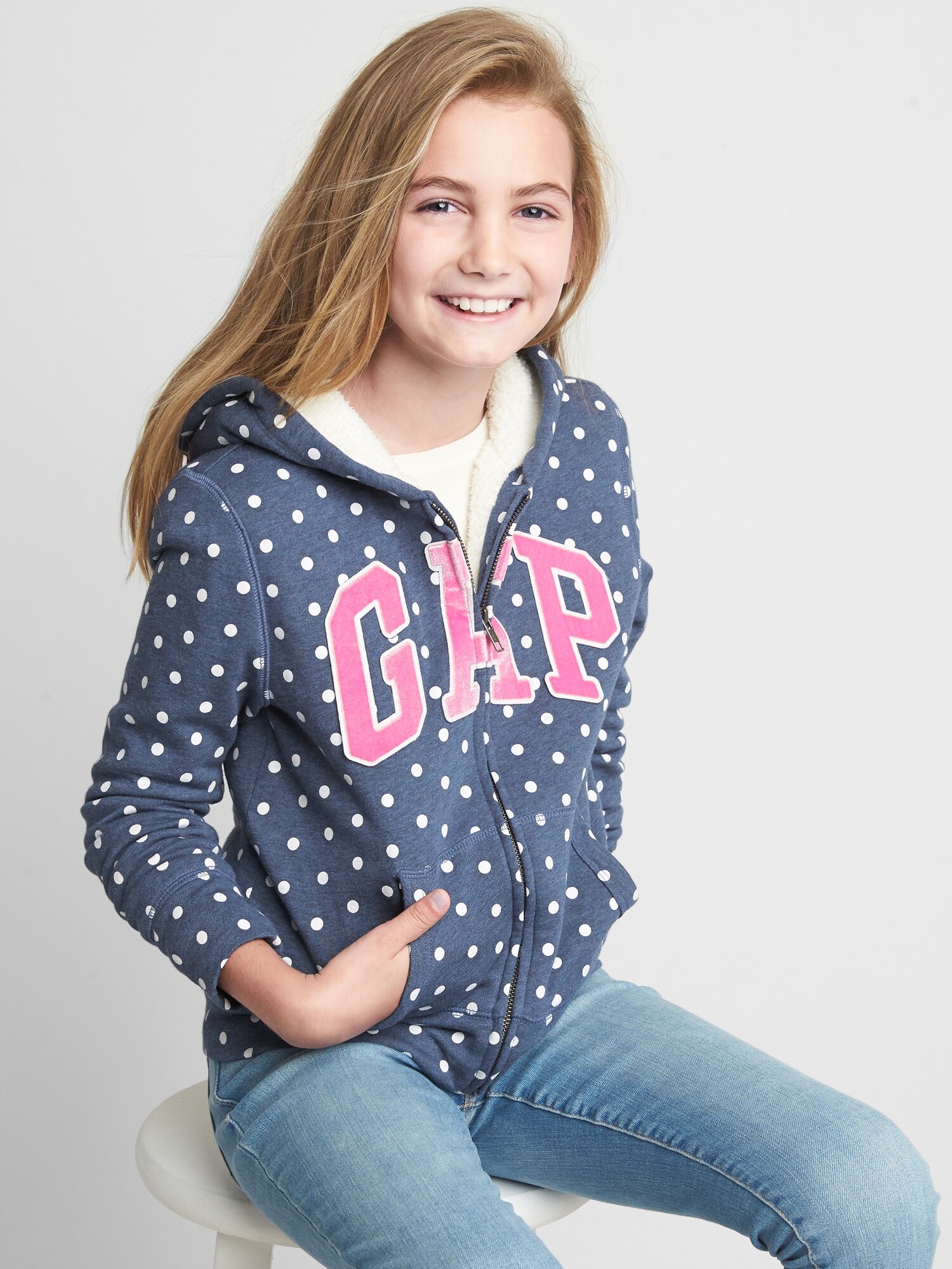 GAP フラワー柄ロゴ ジップアップパーカー 春コーデ】花柄GAPロゴパーカーのスタイリング | Gap公式