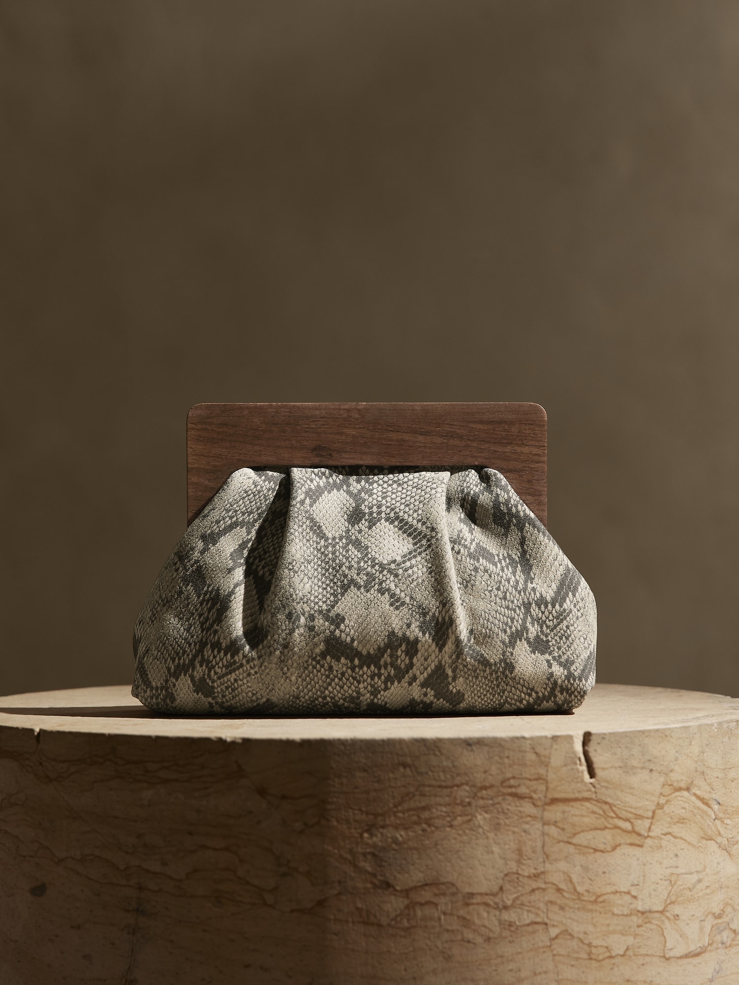 BANANA REPUBLIC公式オンラインストア | スモール レザー クラッチバッグ 