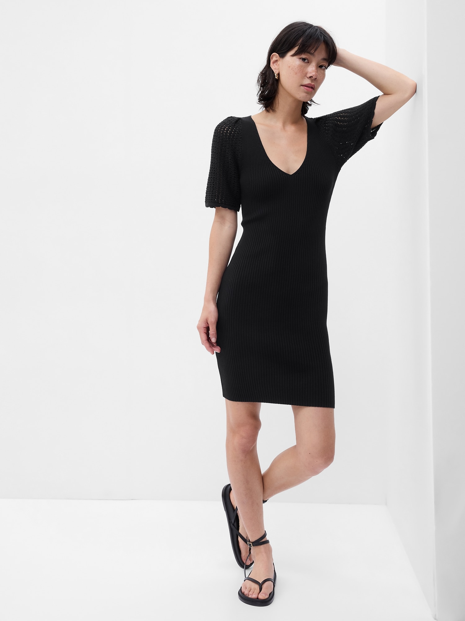 ROBE-CHANDAIL COURTE À MANCHES CROCHETÉES