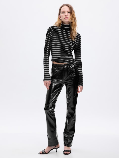 PANTALON MINI-ÉVASÉ À TAILLE BASSE MOYENNE EN CUIR VÉGANE VERNI.