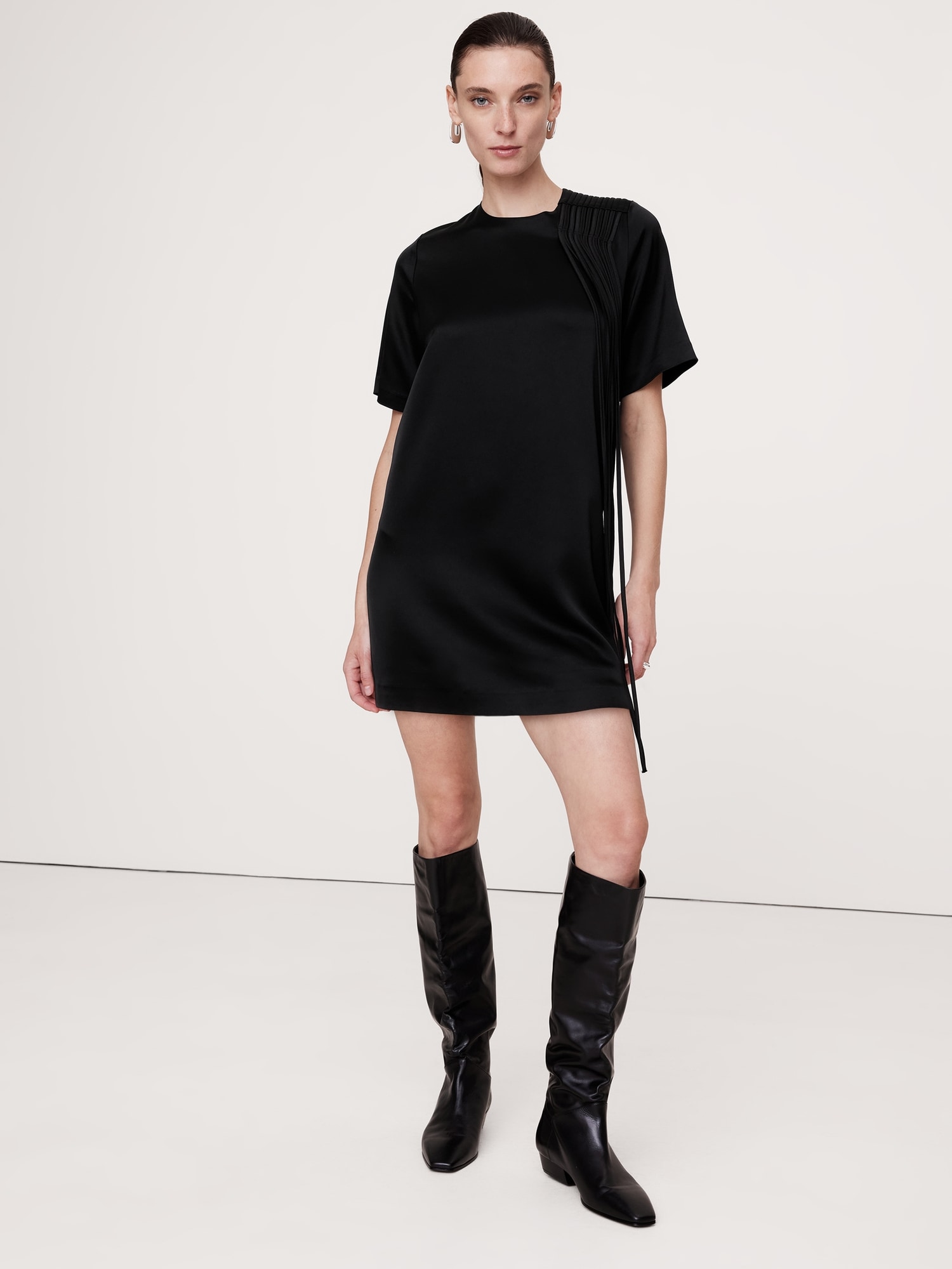 ROBE DROITE EN SATIN À FRANGES