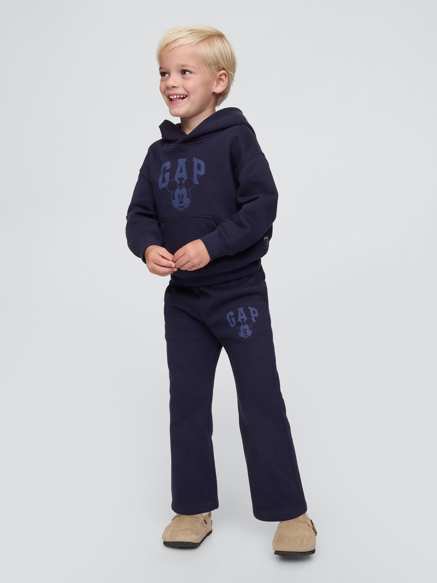 Gap Disney コラボ ミッキー ロゴフーディー スウェット パーカー Gap公式オンラインストア | Gap × ディズニー ヴィンテージ