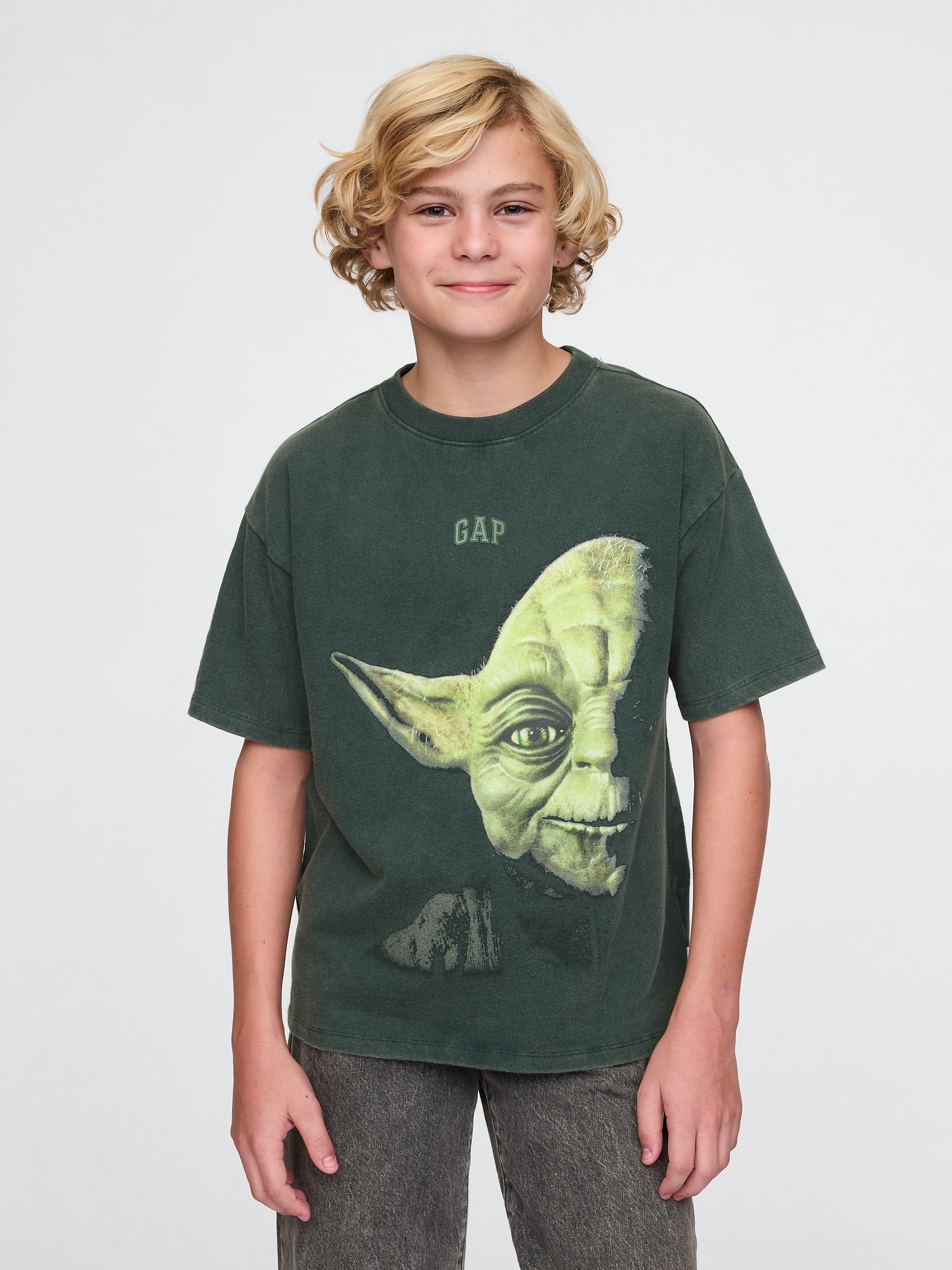 優しく心地良い肌触りのコットンTシャツ クル-ネック 半袖 『スタ-・ウォ-ズ』のフロントグラフィック、バリエ-ションあり フロントにGAPロゴが入ったものなどバリエ-ションあり この商品はジェンダ-