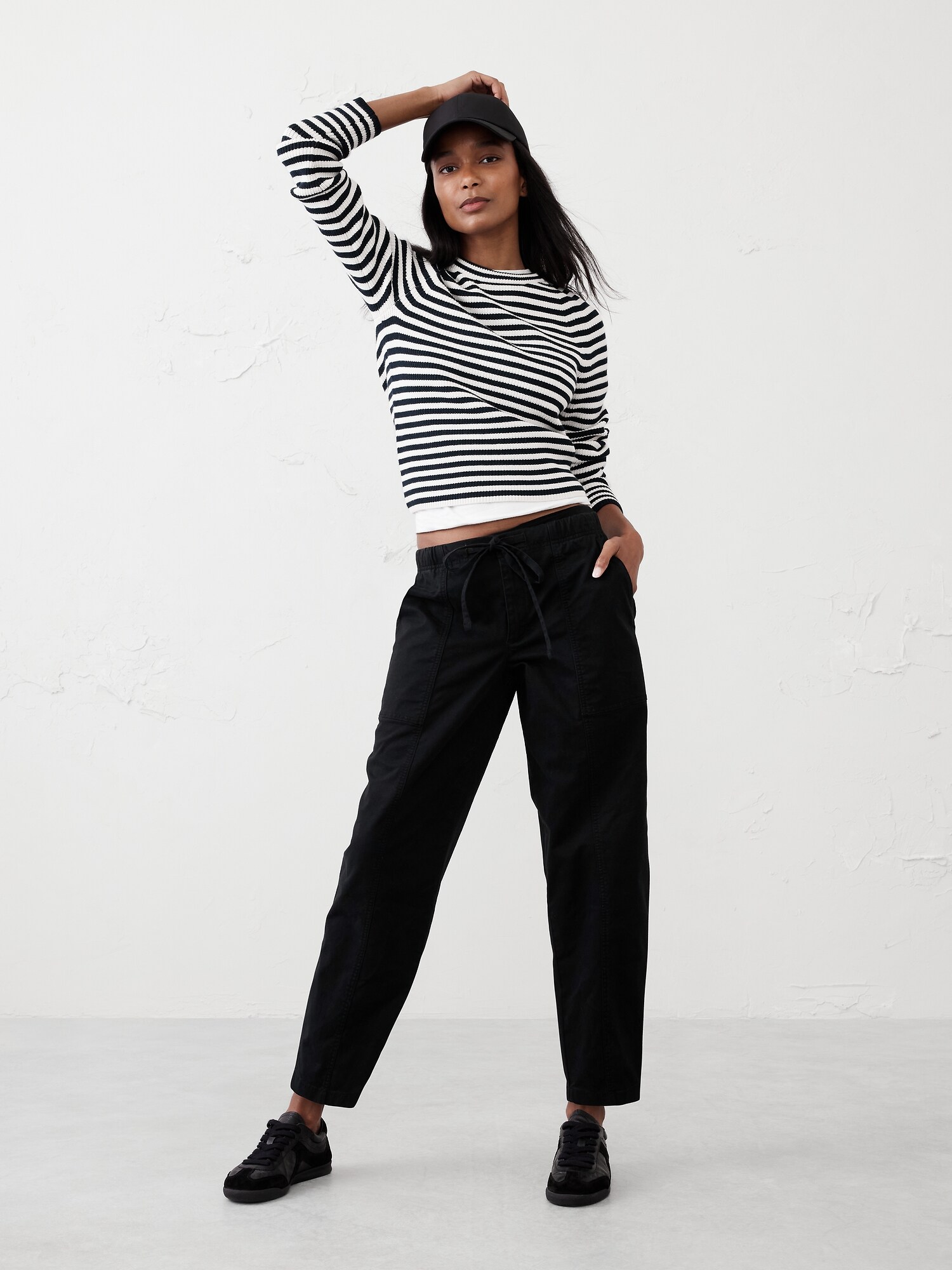 Black Tapered Pants | Banana Republic Factory display picture 1