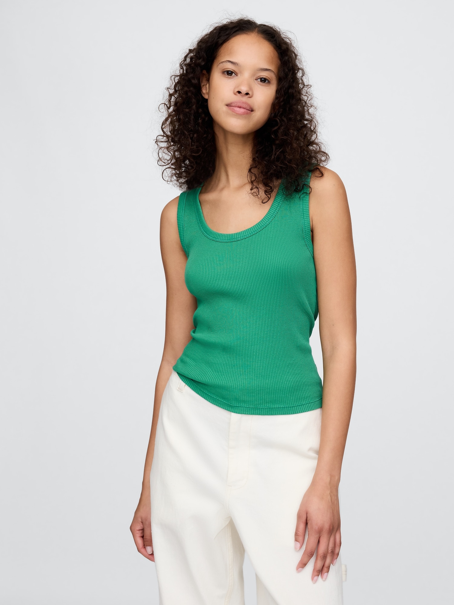 CAMISOLE CÔTELÉE À ENCOLURE DÉGAGÉE