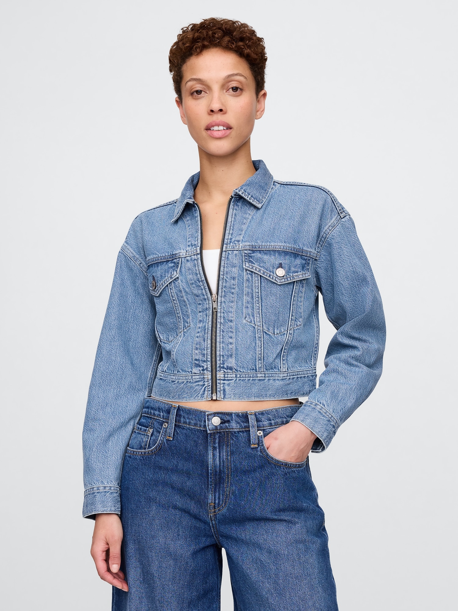 VESTE EMBLÉMATIQUE COURTE EN DENIM DOUCEUR SUPRÊME