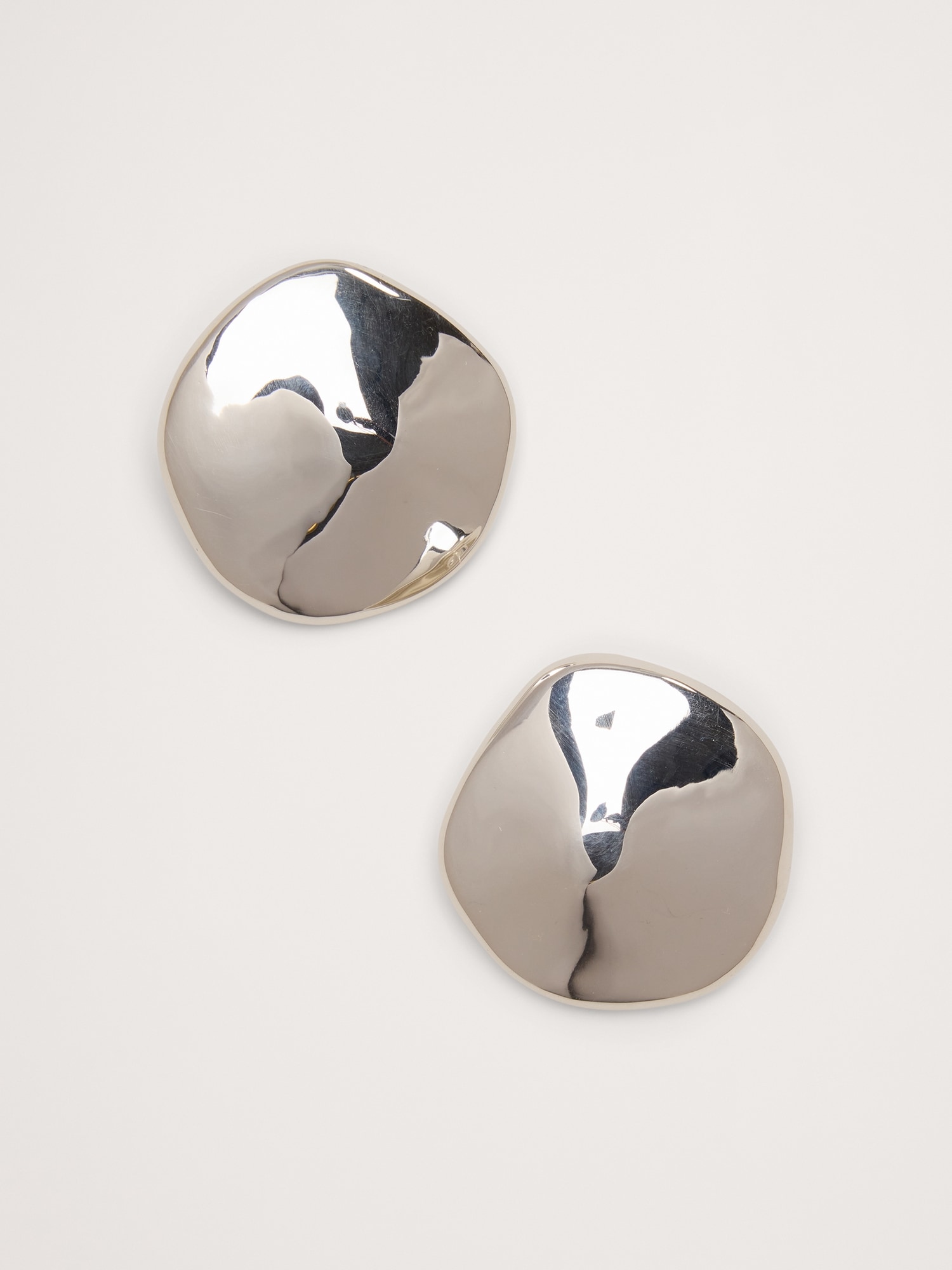 BOUCLES D'OREILLES SCULPTÉES EN FORME DE MÉDAILLON