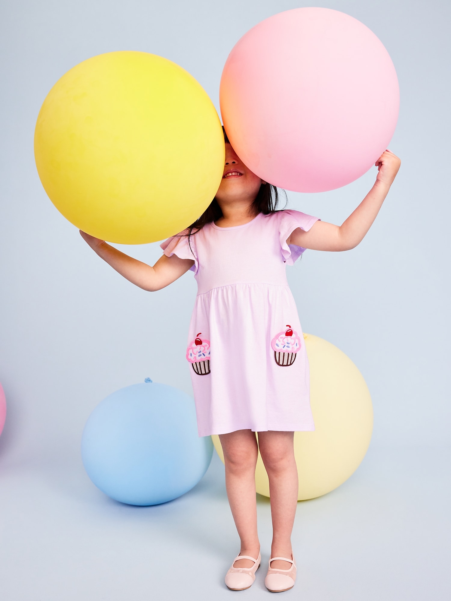 ROBE D'ANNIVERSAIRE AJUSTÉE ET ÉVASÉE À POCHES BRODÉES POUR TOUTE-PETITE FILLE