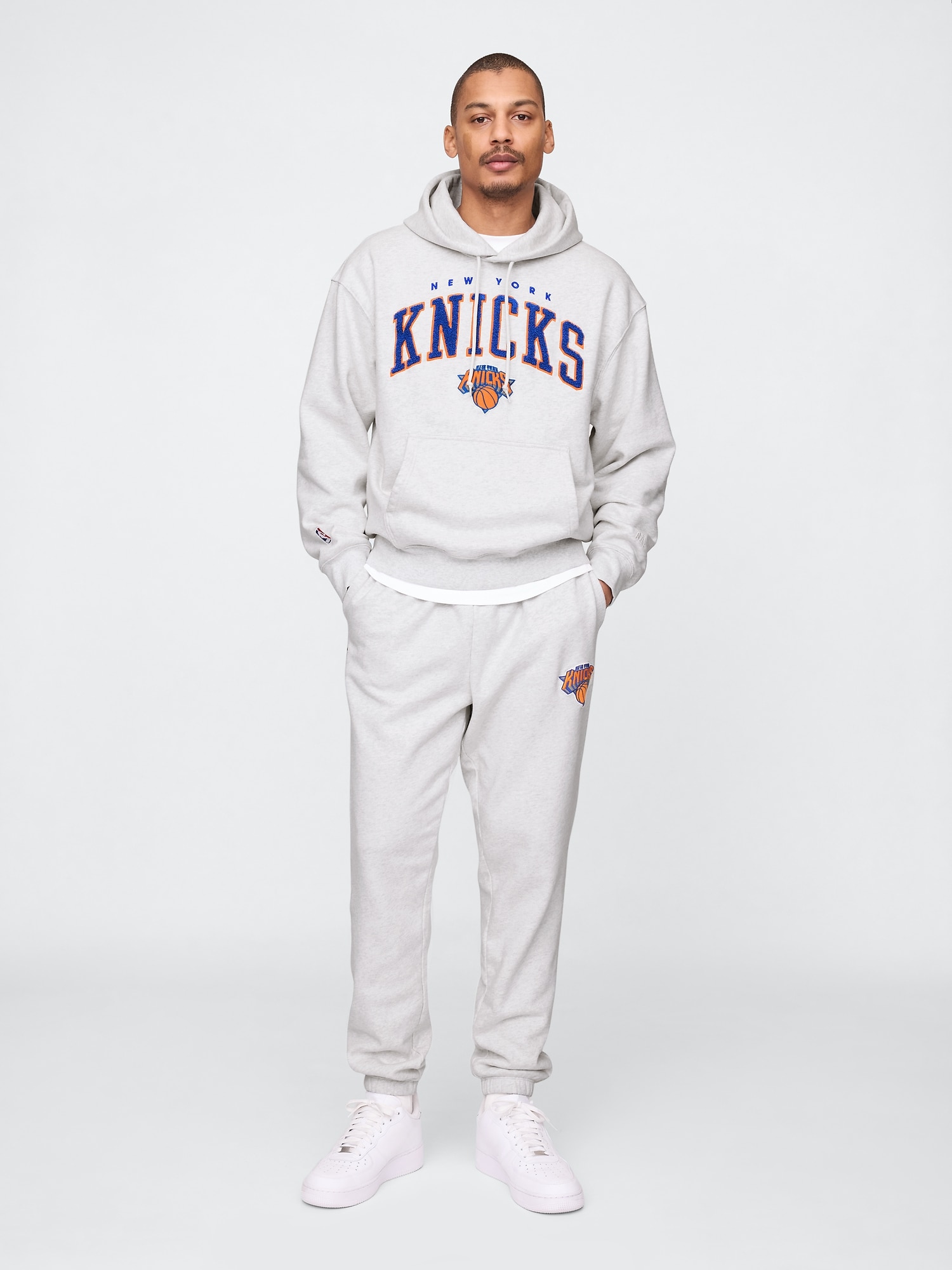 Gap NBA ニューヨーク ニックス ロゴ ヘビーウェイトジョガーパンツ Gap NBA ニューヨーク ニックス ロゴ ヘビーウェイトジョガーパンツ