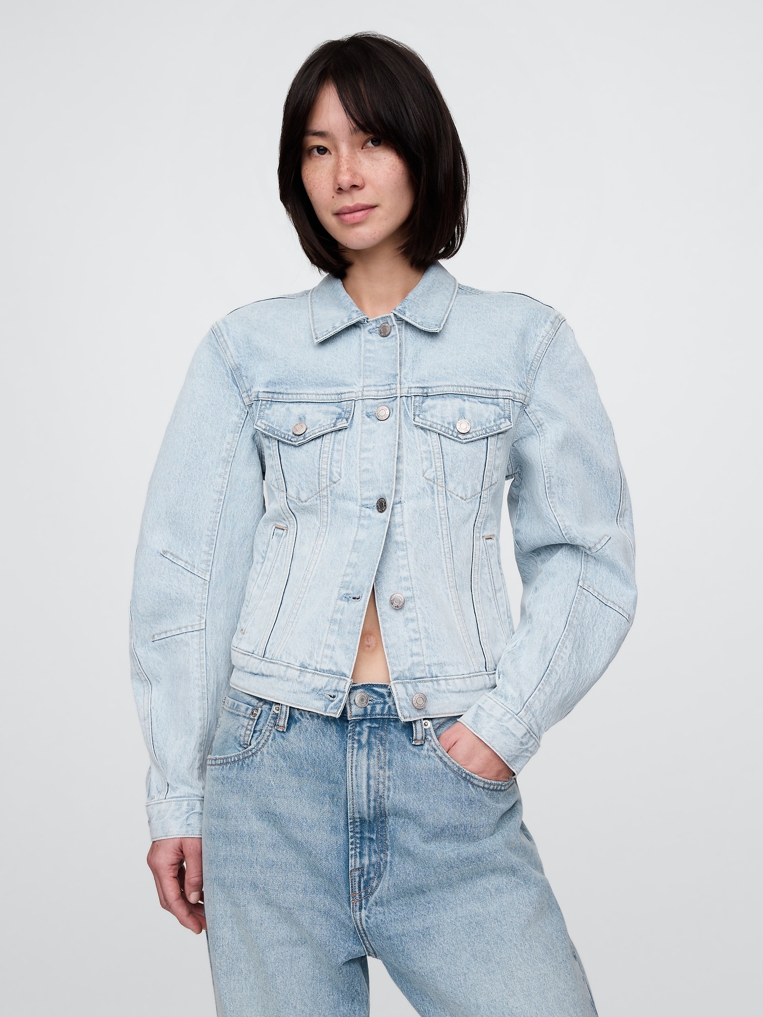 VESTE EN DENIM EMBLÉMATIQUES À MANCHES ARRONDIES