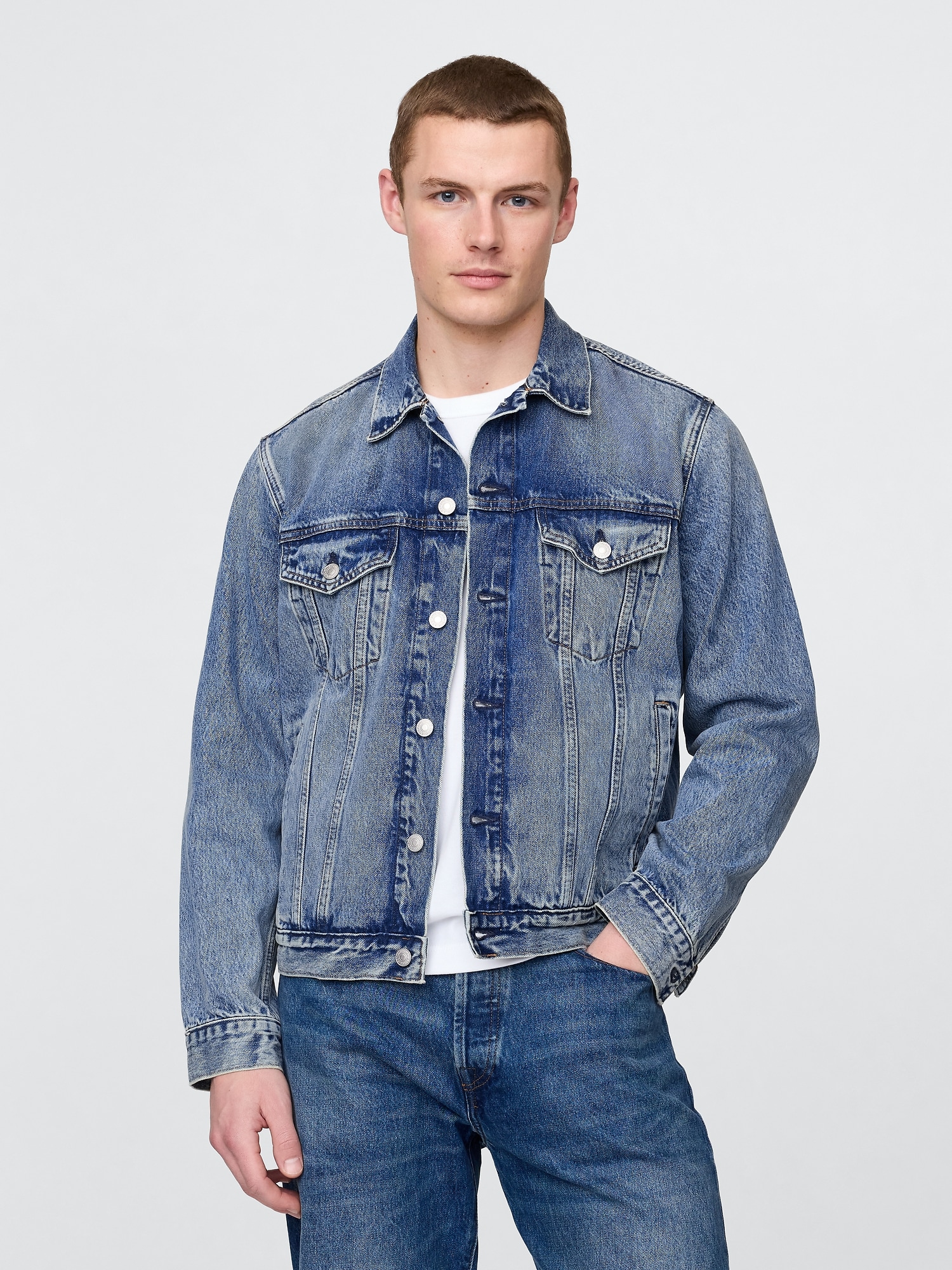 VESTE EN DENIM EMBLÉMATIQUE CLASSIQUE
