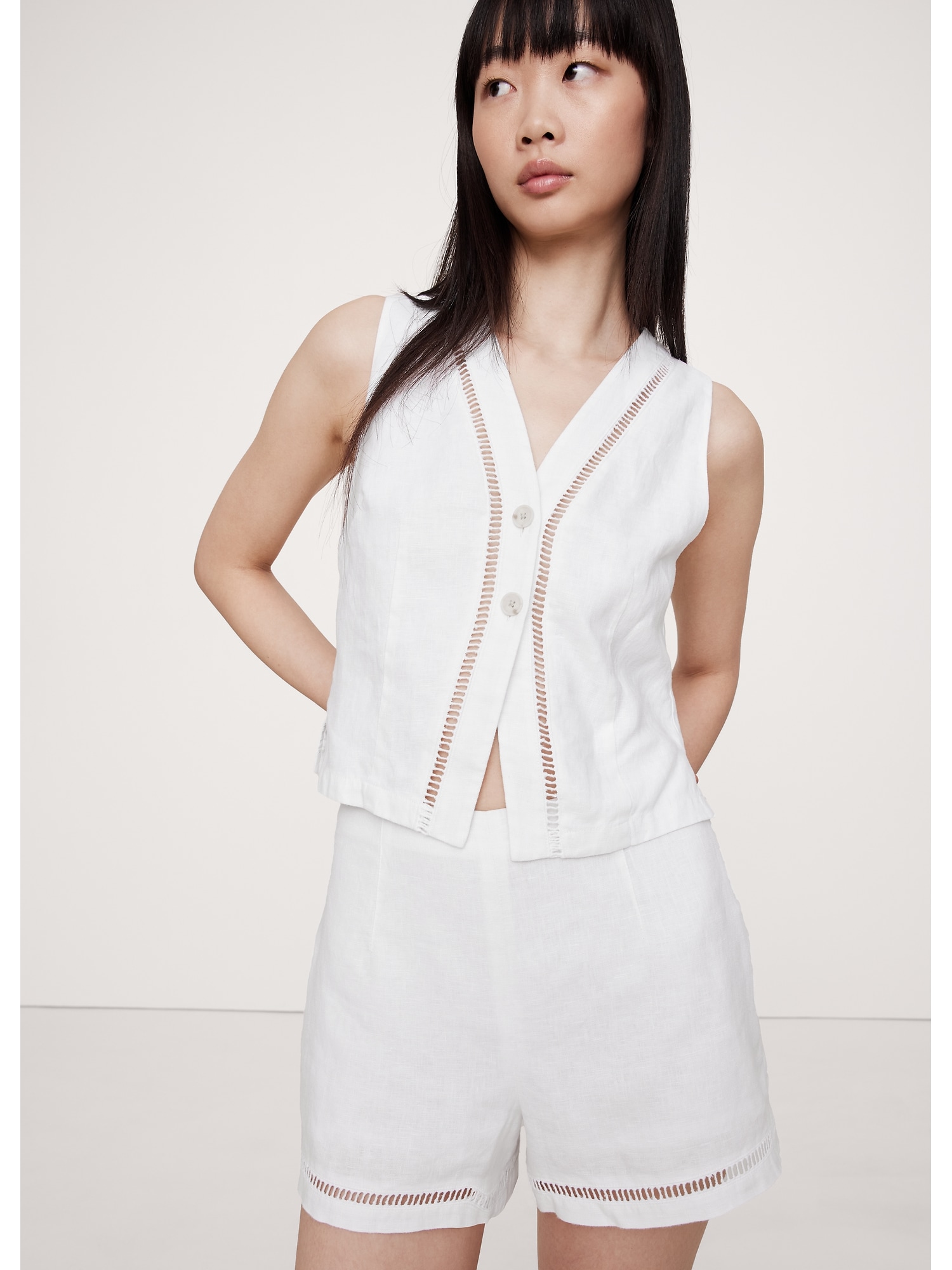 SHORT EN LIN À TAILLE HAUTE À GARNITURE EN DENTELLE DE 7,5 CM