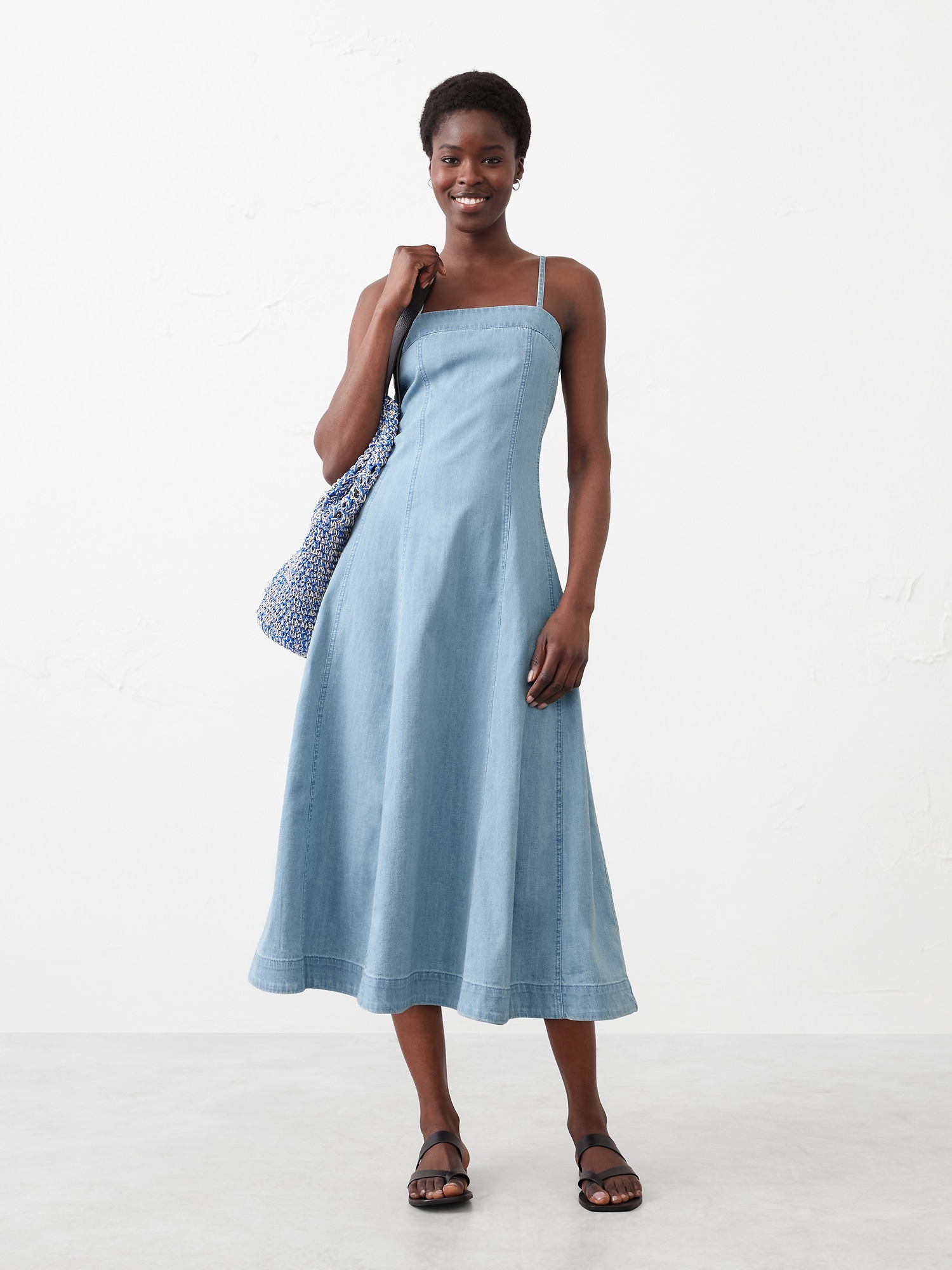 ROBE MI-LONGUE EN DENIM À COUTURES APPARENTES