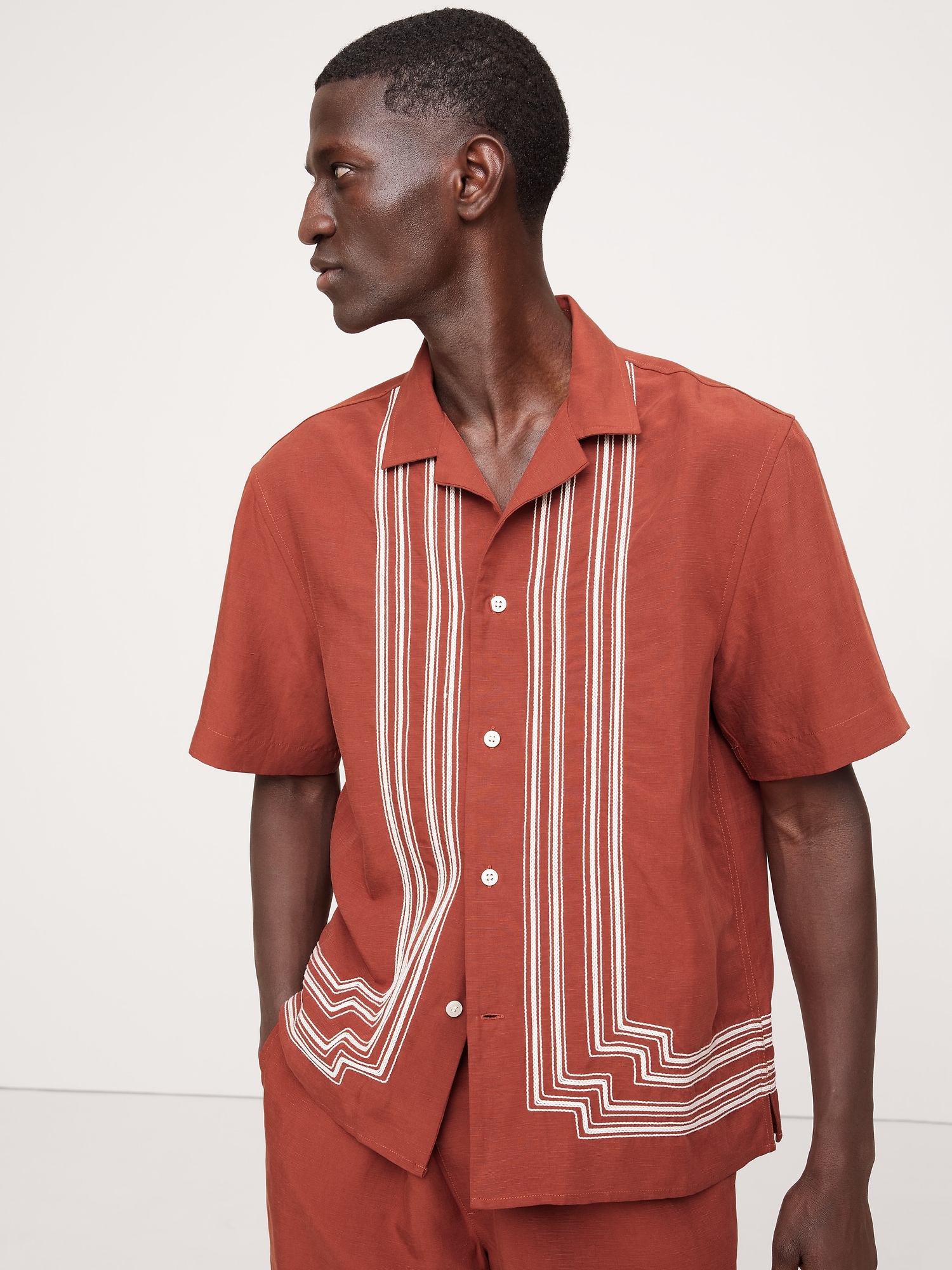 CHEMISE DE VACANCES BRODÉE EN LIN ET TENCEL™ À MANCHES LONGUES