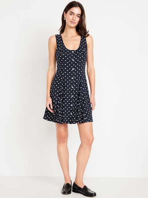 ROBE COURTE AJUSTÉE ET ÉVASÉE BOUTONNÉE SUR LE DEVANT EN CRÊPE