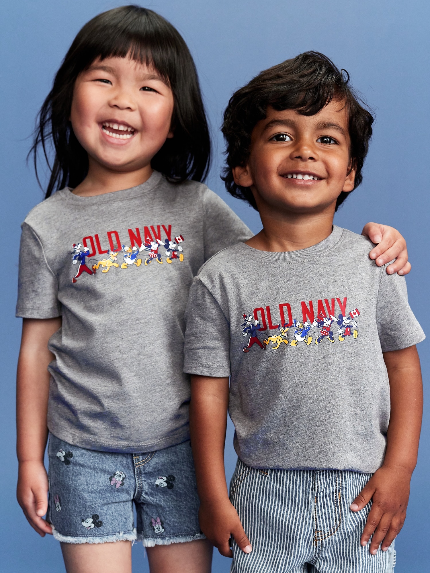 T-SHIRT À IMPRIMÉ DE DRAPEAU ET LOGO UNISEXE OLD NAVY X DISNEY © POUR TOUT-PETIT