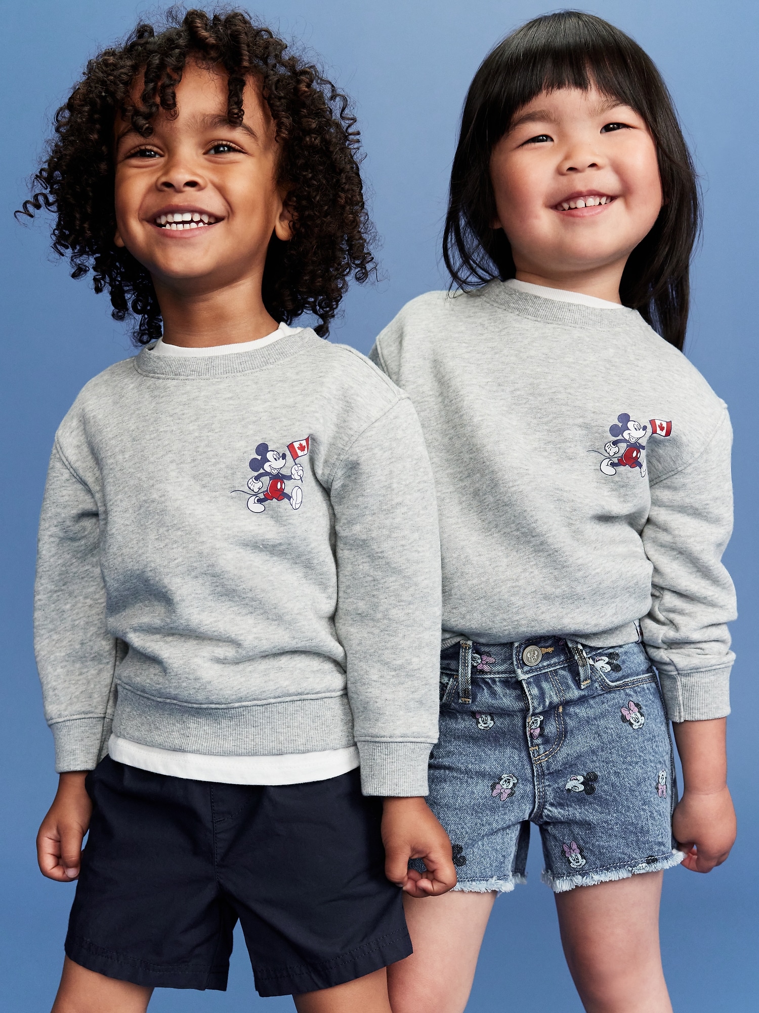 CHANDAIL EN COTON OUATÉ SURDIMENSIONNÉ À IMPRIMÉ DE DRAPEAU ET LOGO UNISEXE MICKEY MOUSE OLD NAVY X DISNEY© POUR TOUT-PETIT