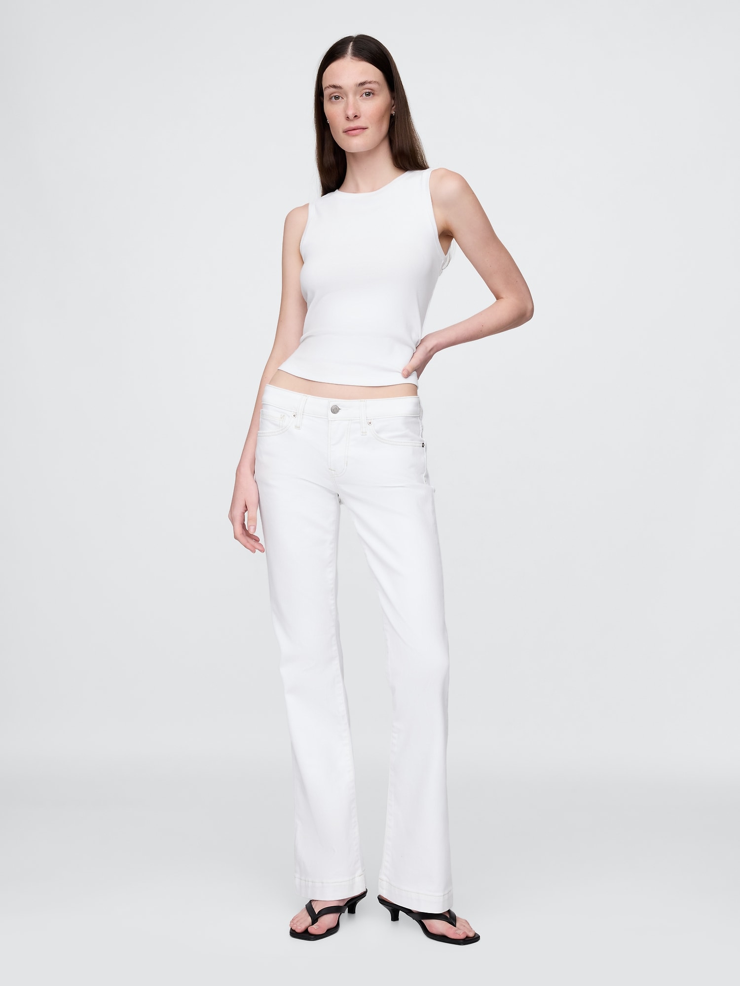 JEAN ÉTROIT LÉGÈREMENT ÉVASÉ À TAILLE BASSE