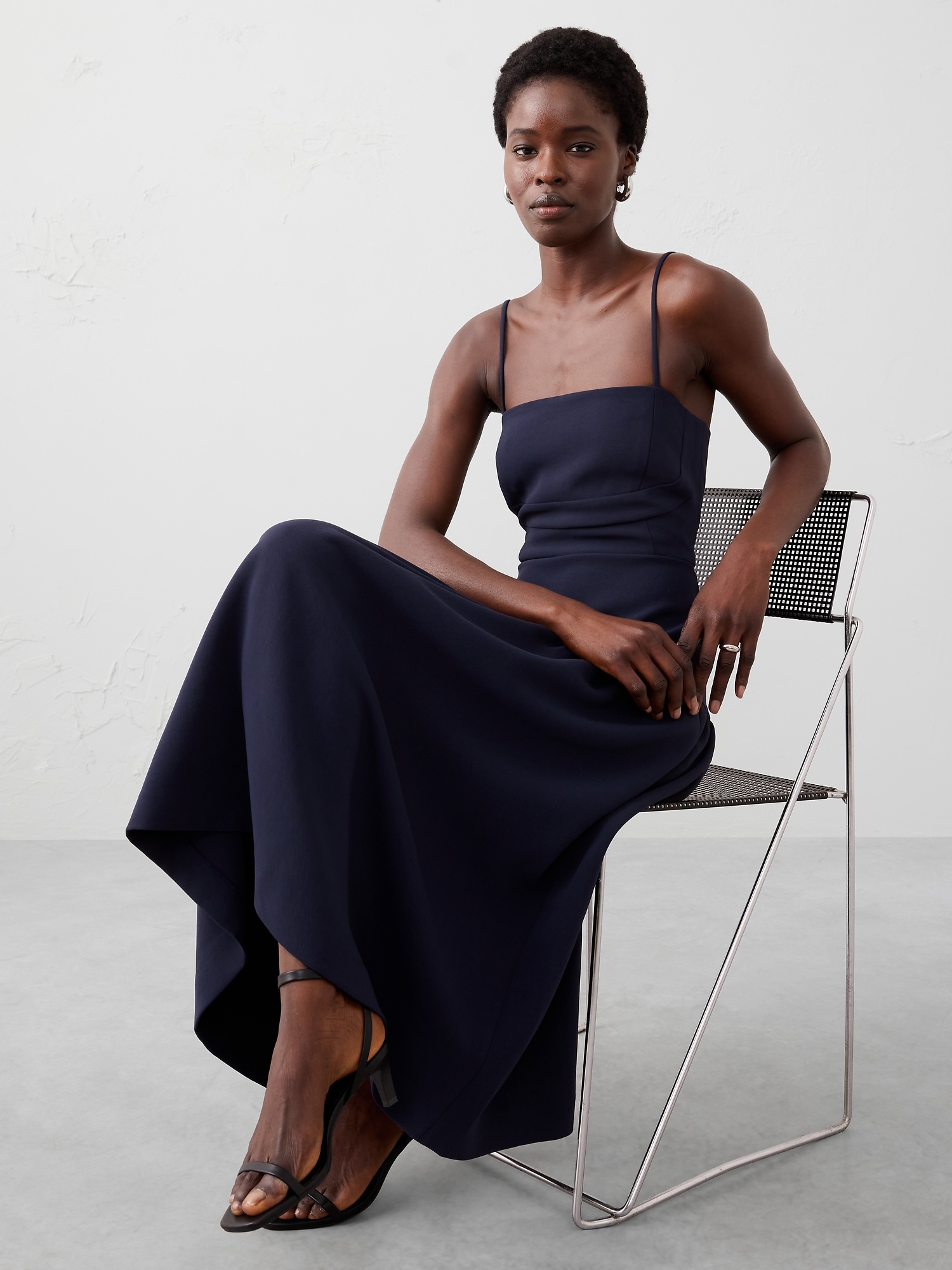 ROBE MI-LONGUE STRUCTURÉE À BRETELLES ET À TAILLE BASSE