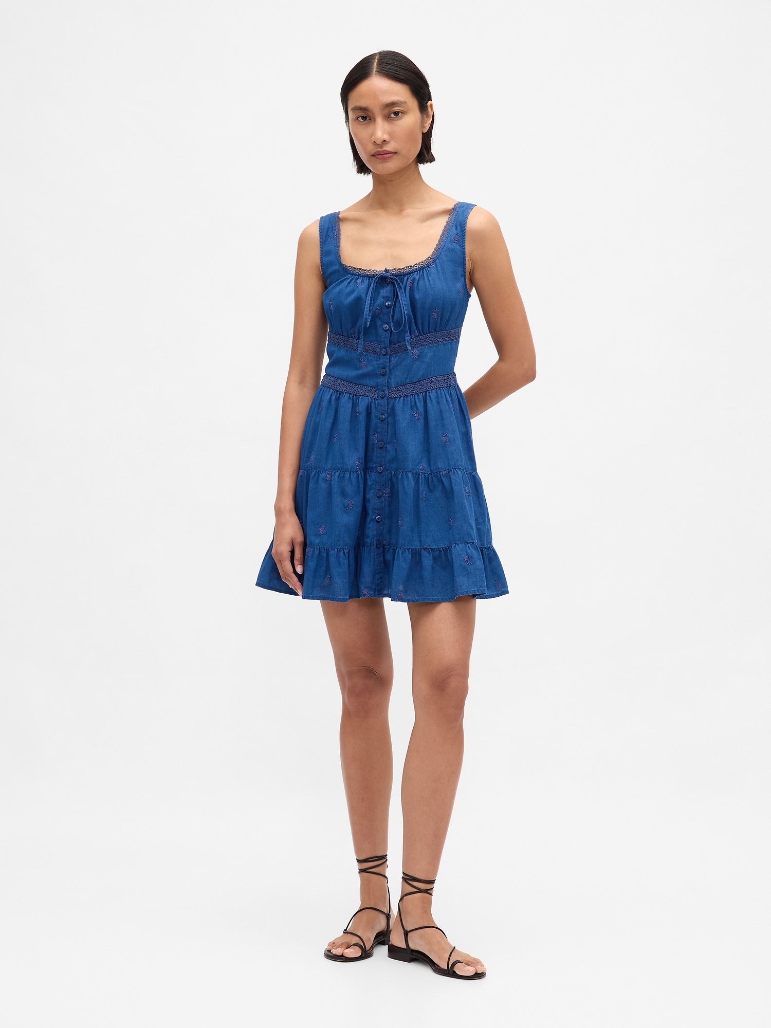 ROBE COURTE À VOLANTS À GARNITURE EN DENTELLE