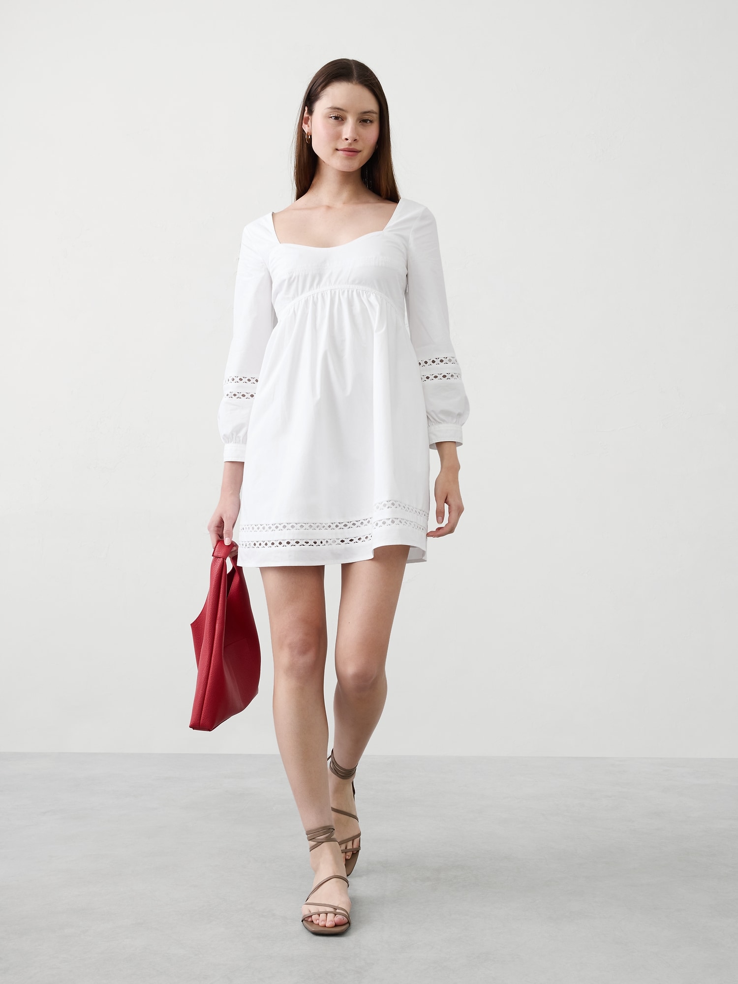 ROBE COURTE À TAILLE FRONCÉE À BRODERIE ANGLAISE