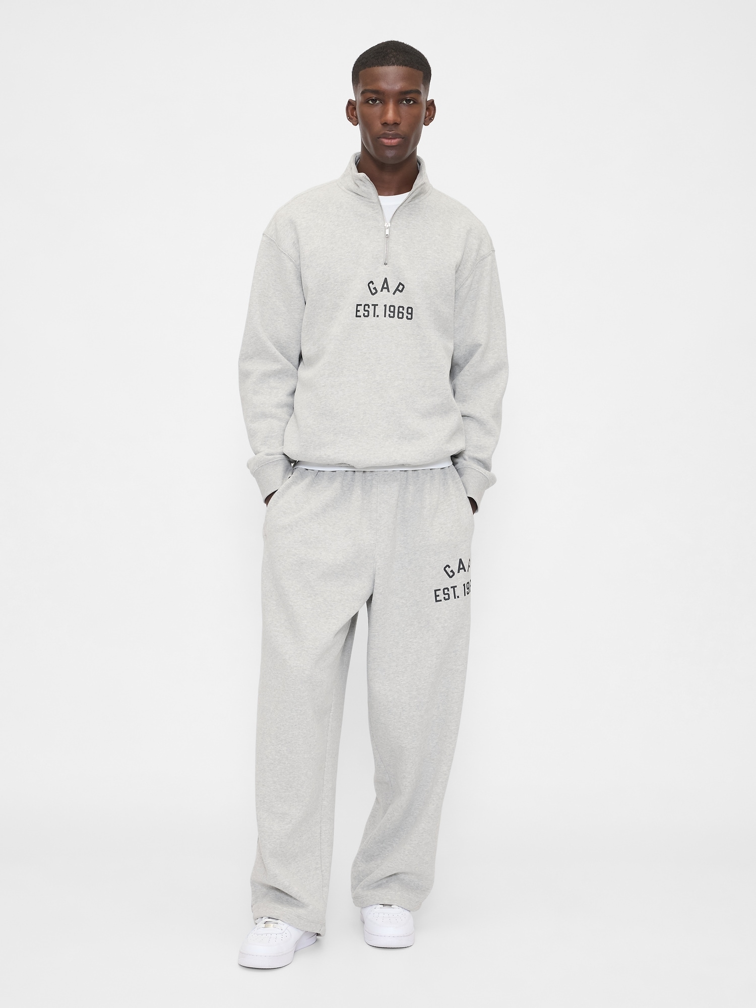 GAP セットアップ ジップアップ パーカー スウェットパンツ Gapロゴ】ジップアップパーカーセットアップのスタイリング