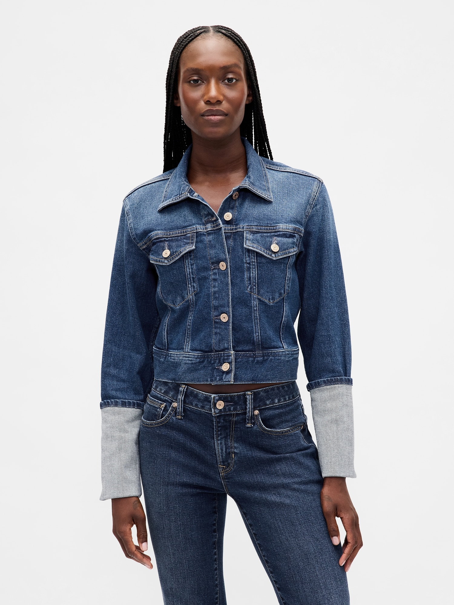 VESTE EN DENIM EMBLÉMATIQUE COURTE À POIGNETS REPLIÉS