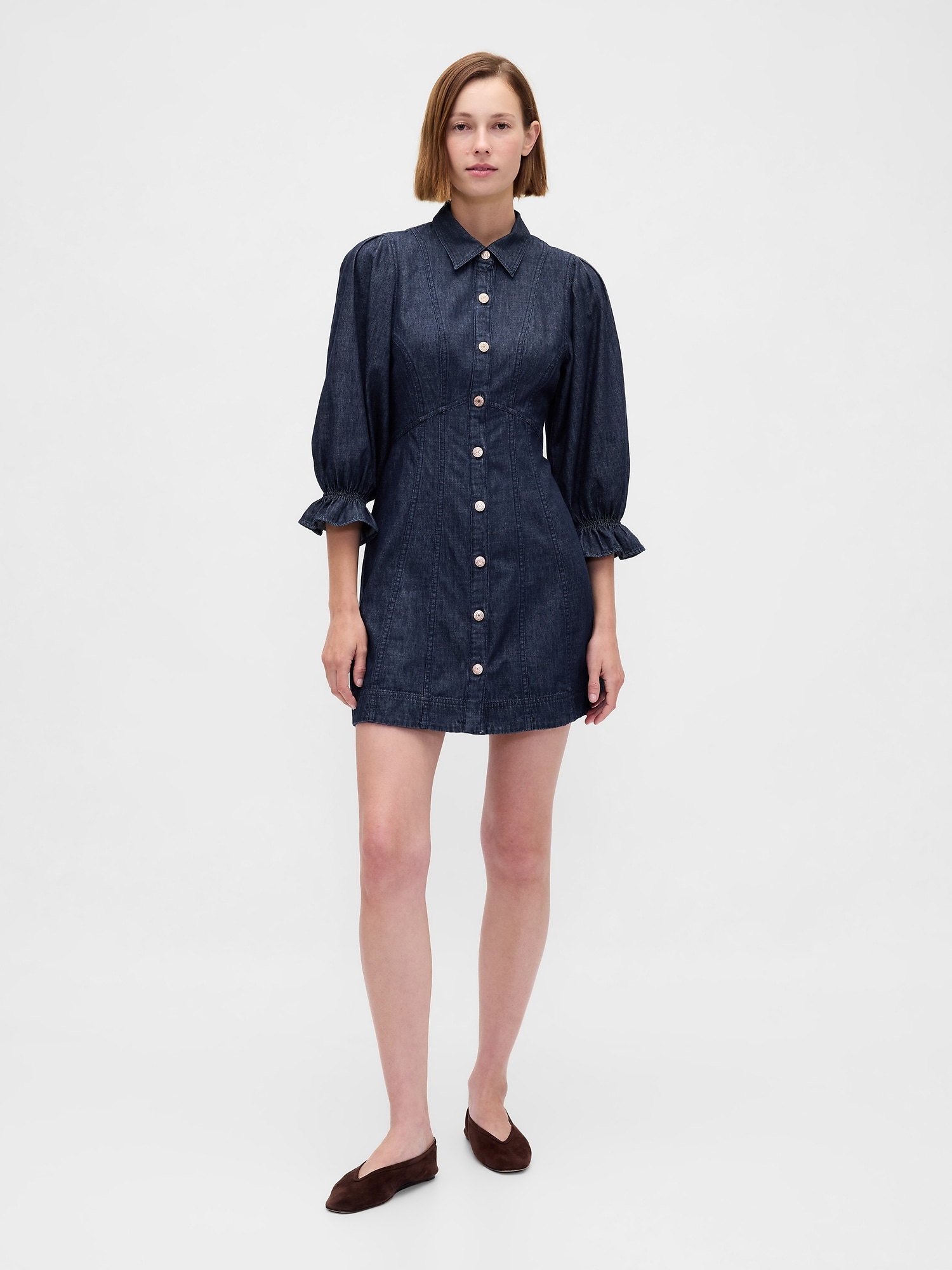 ROBE COURTE EN DENIM À SURPIQÛRES À MANCHES BOUFFANTES
