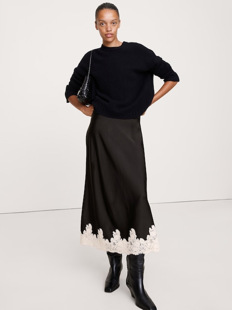 JUPE MI-LONGUE EN SATIN EXTENSIBLE AVEC OURLET EN DENTELLE