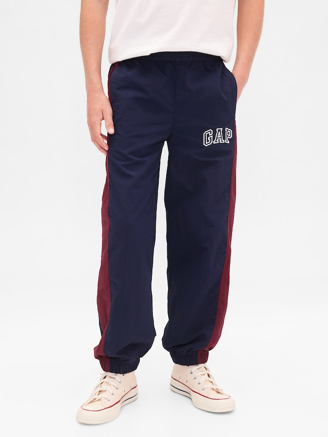 リサイクルナイロン100% リラックス GAPロゴ ジョガーパンツ (キッズ)-3