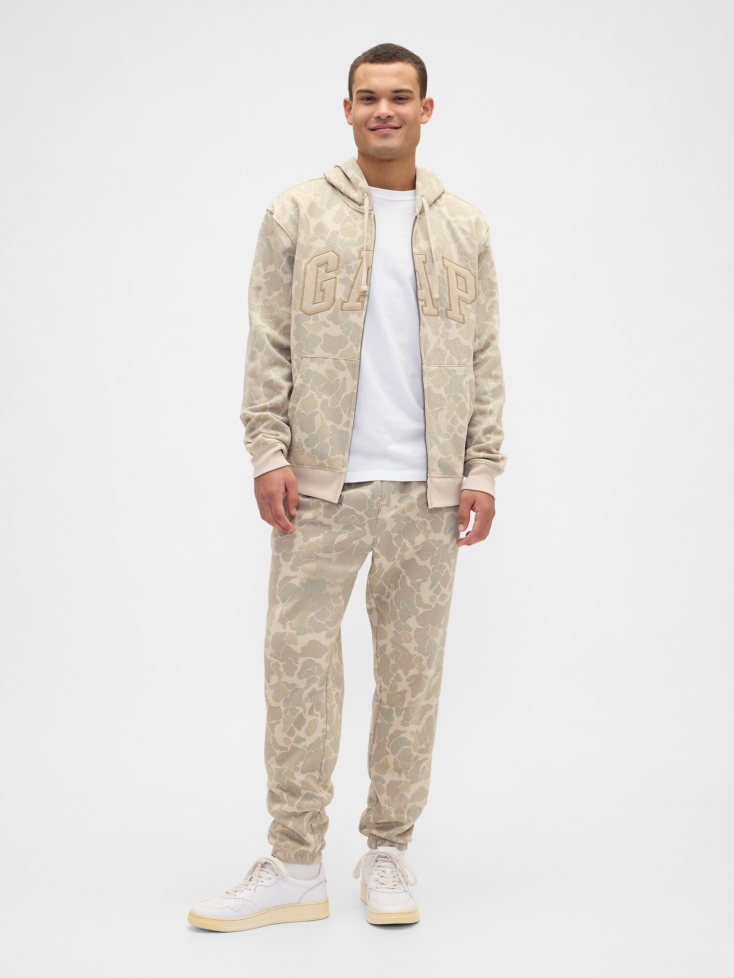 リラックスフィット GAPロゴ カモフラージュ ジップアップパーカー