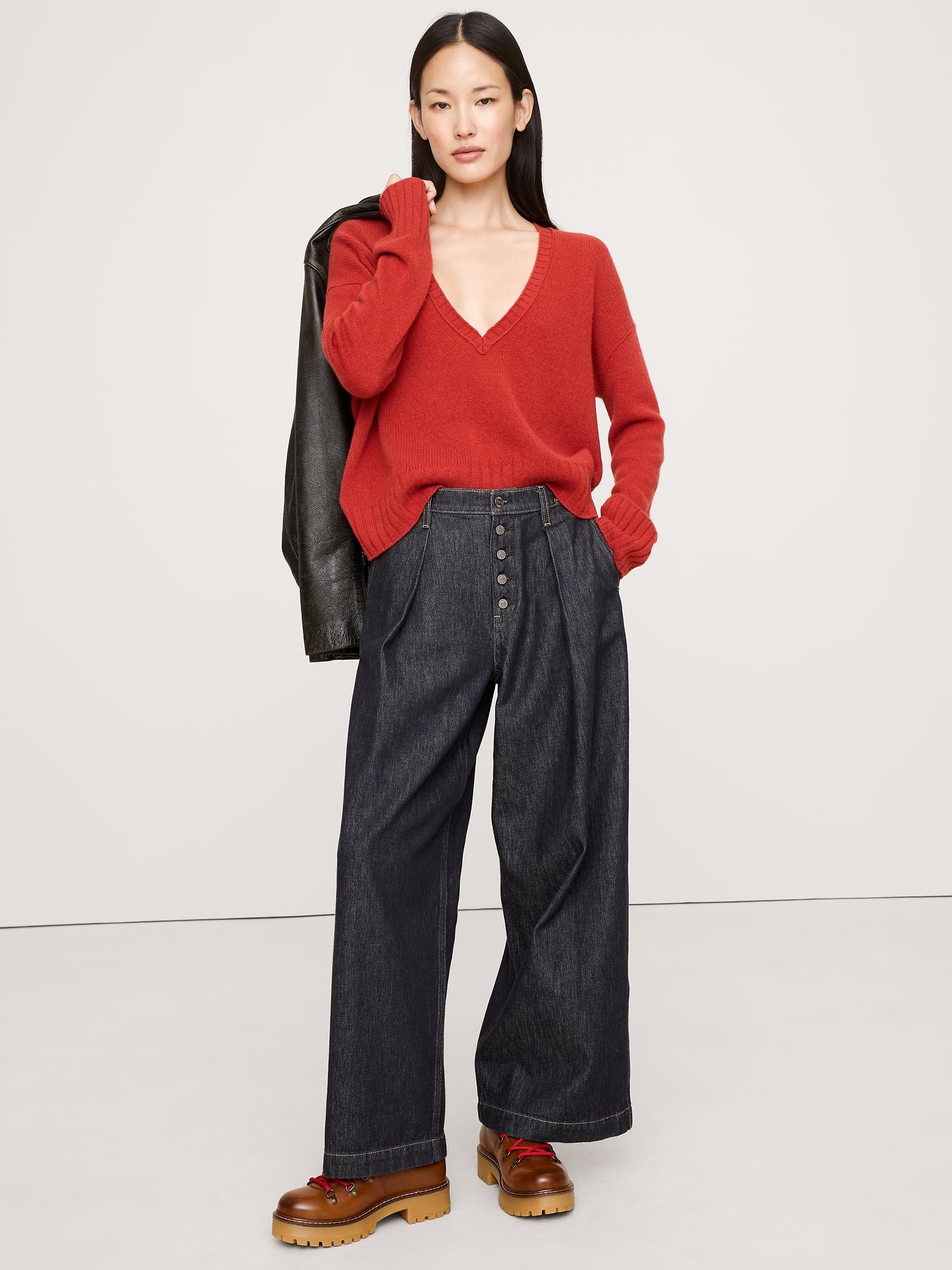 CHANDAIL À ENCOLURE EN V PLONGEANTE EN CACHEMIRE LÉGER