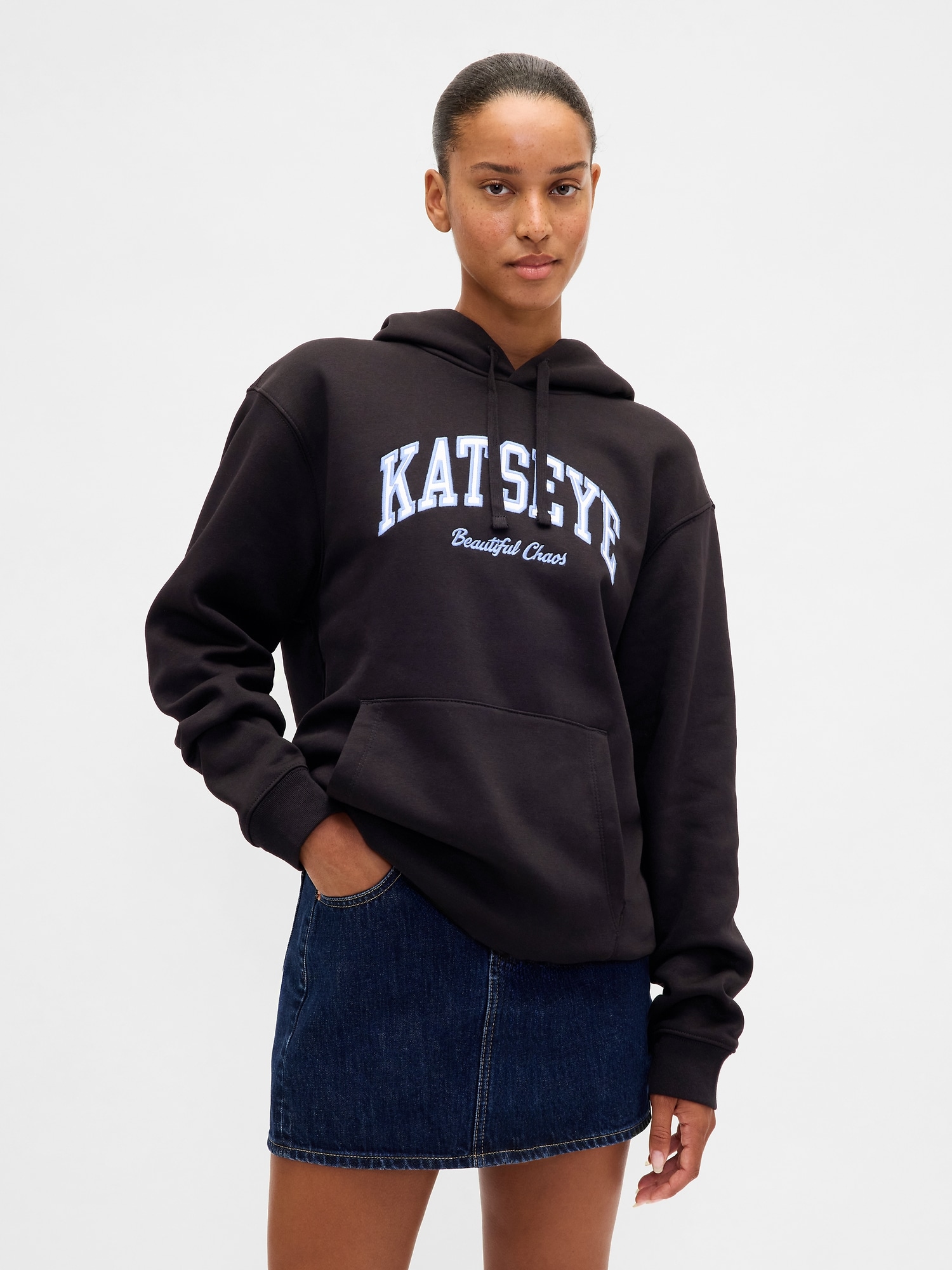 Gap KATSEYE ロゴ リラックスフィットパーカー (ユニセックス) Gap KATSEYE ロゴ リラックスフィットパーカー (ユニセックス)