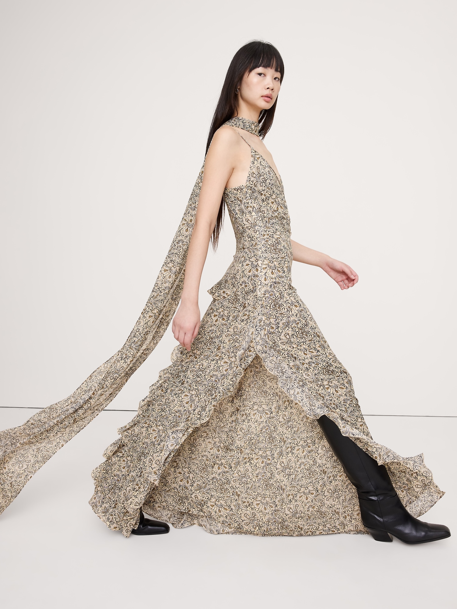 ROBE LONGUE EN CRÊPE GEORGETTE À VOLANTS AVEC FOULARD