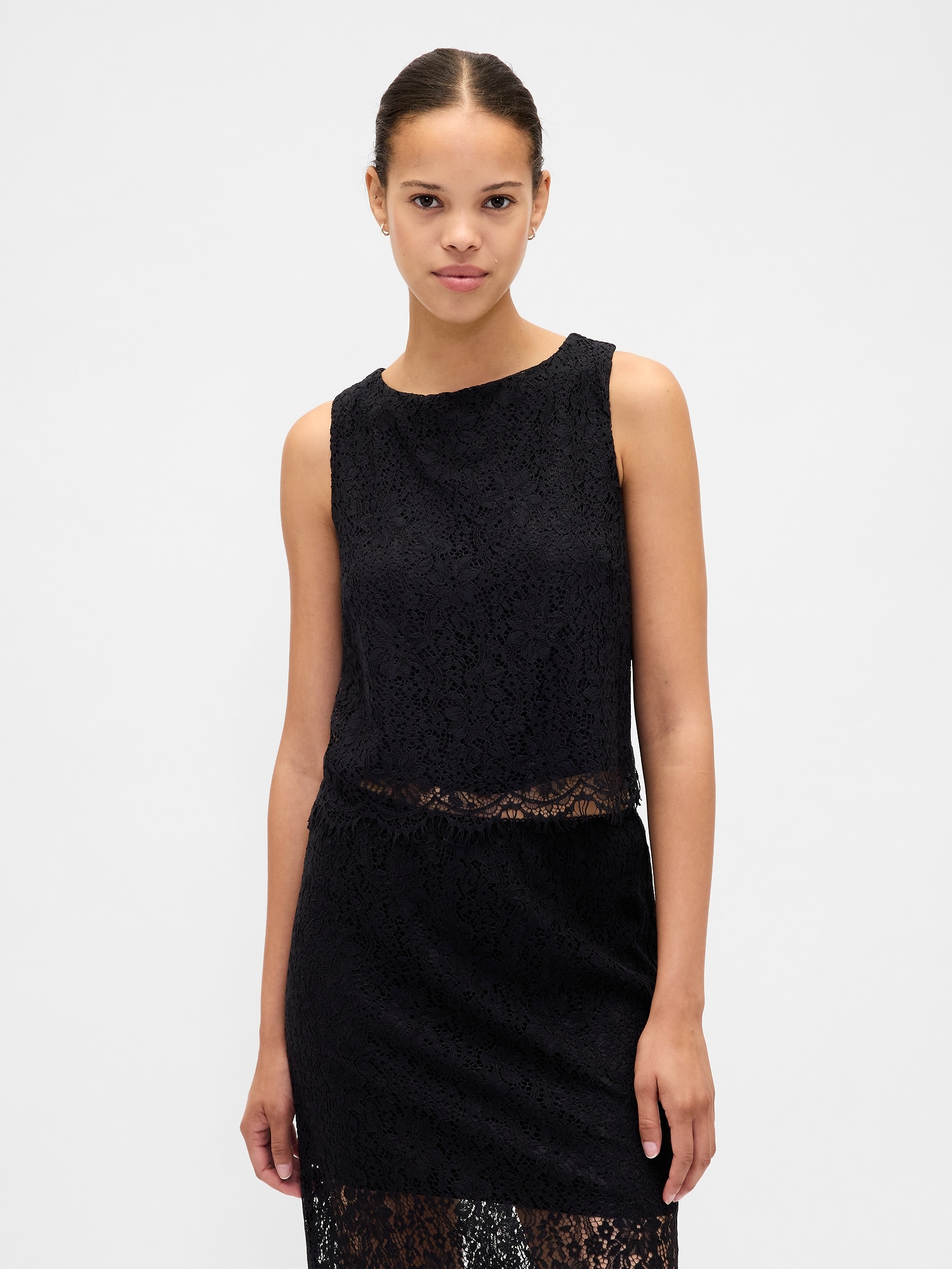 HAUT COQUILLE COURT À ENCOLURE BATEAU ET DENTELLE