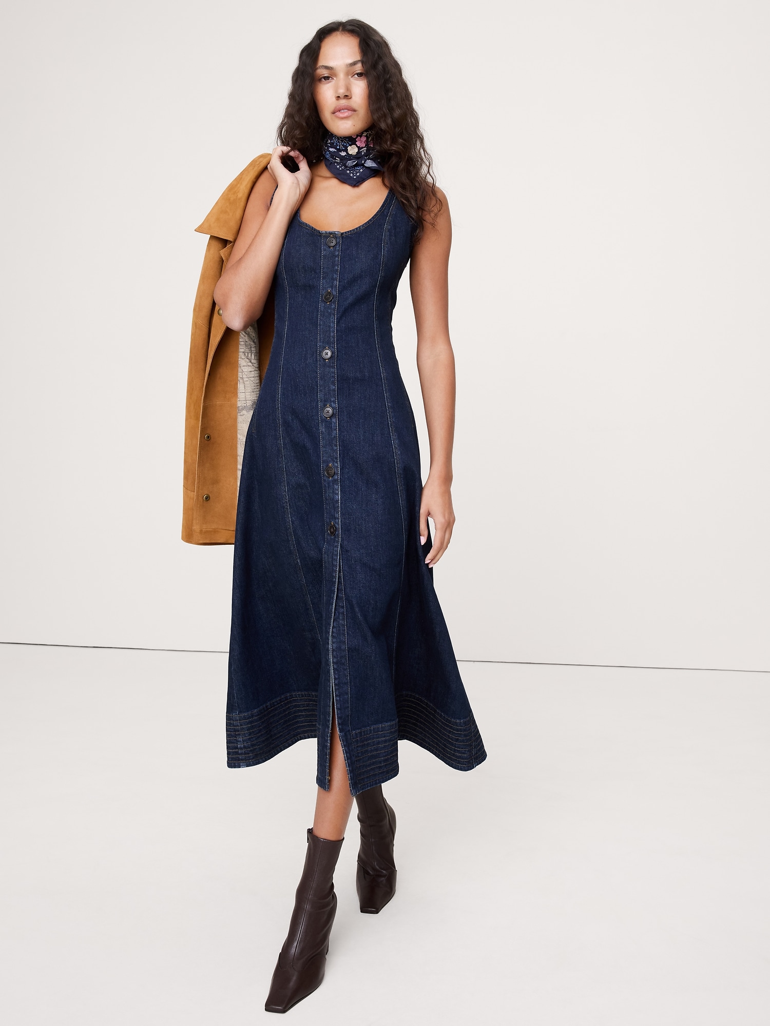 ROBE MI-LONGUE EN DENIM À ENCOLURE DÉGAGÉE