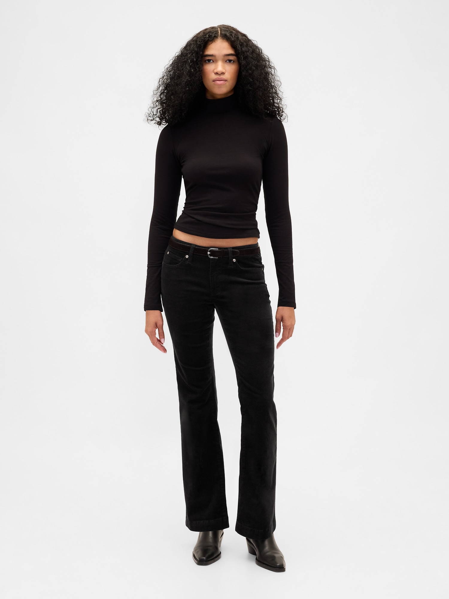 PANTALON ÉTROIT LÉGÈREMENT ÉLANCÉ EN VELOURS CÔTELÉ À TAILLE BASSE