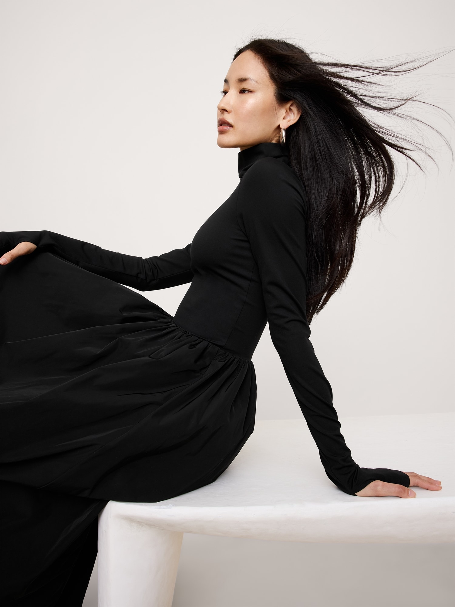 ROBE LONGUE À COL ROULÉ EN MÉLANGE DE MATIÈRES