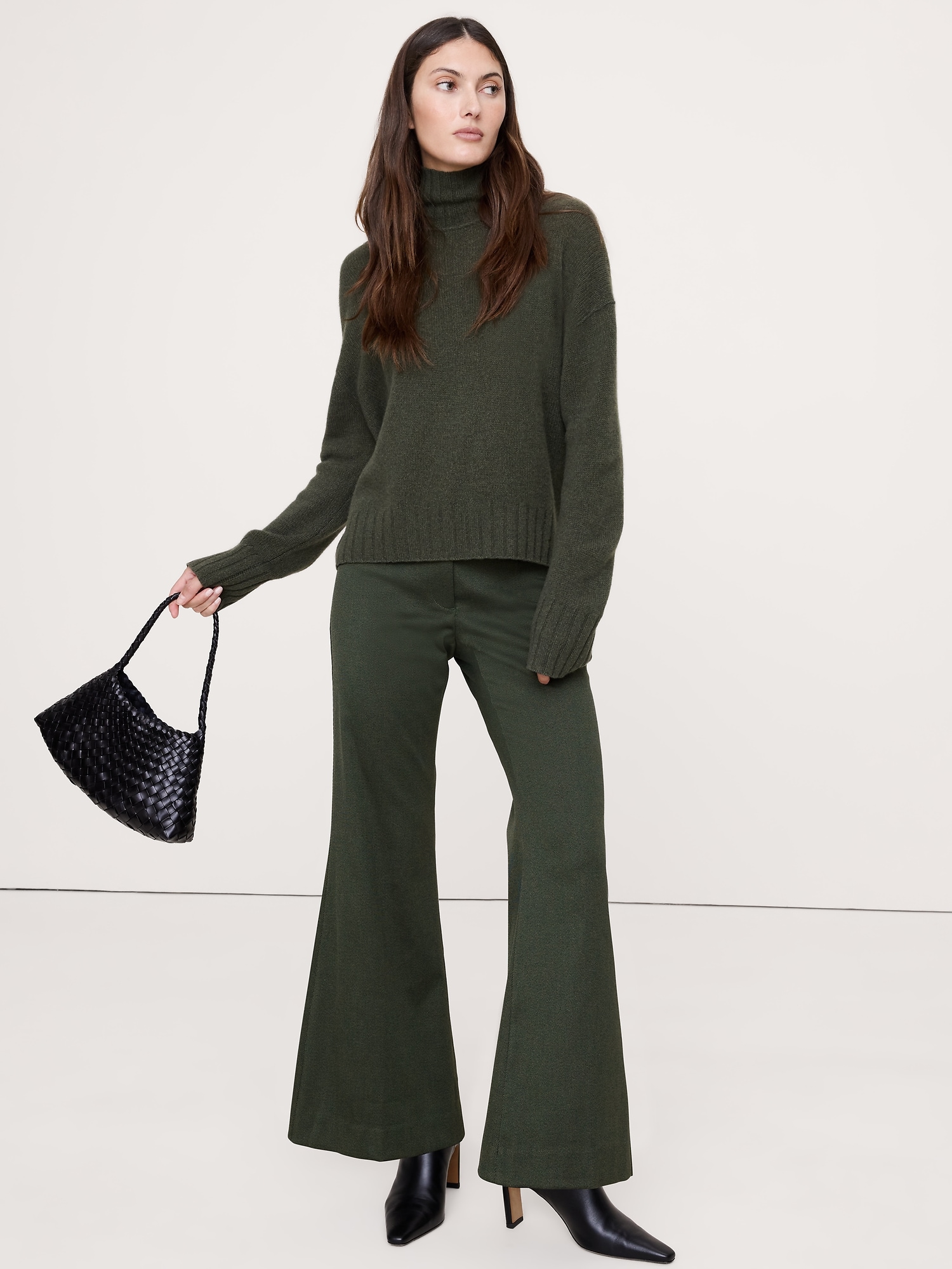 PANTALON ÉVASÉ À TAILLE MI-BASSE EN SERGÉ ITALIEN