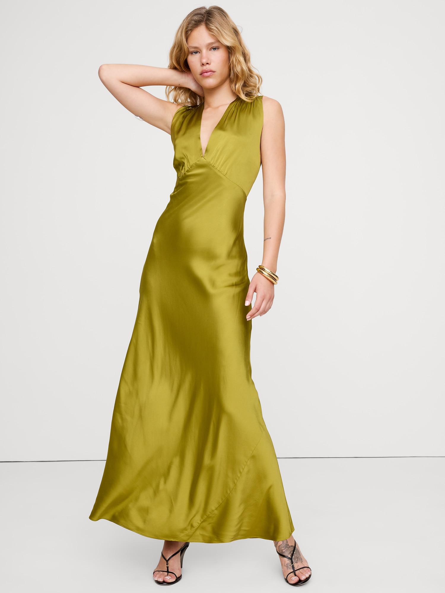 ROBE LONGUE EN SATIN EXTENSIBLE À DOS DÉNUDÉ