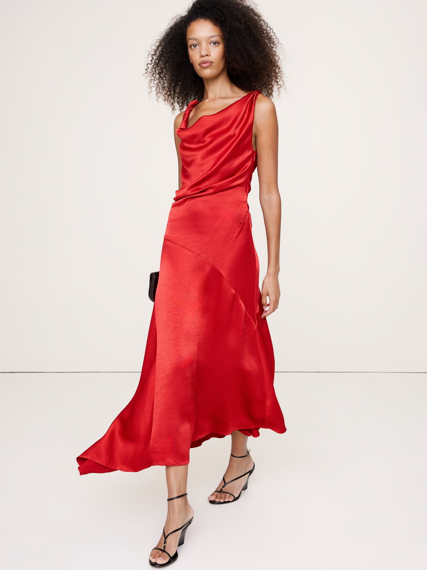 ROBE EN SATIN MARTELÉ À ÉPAULES TORSADÉES