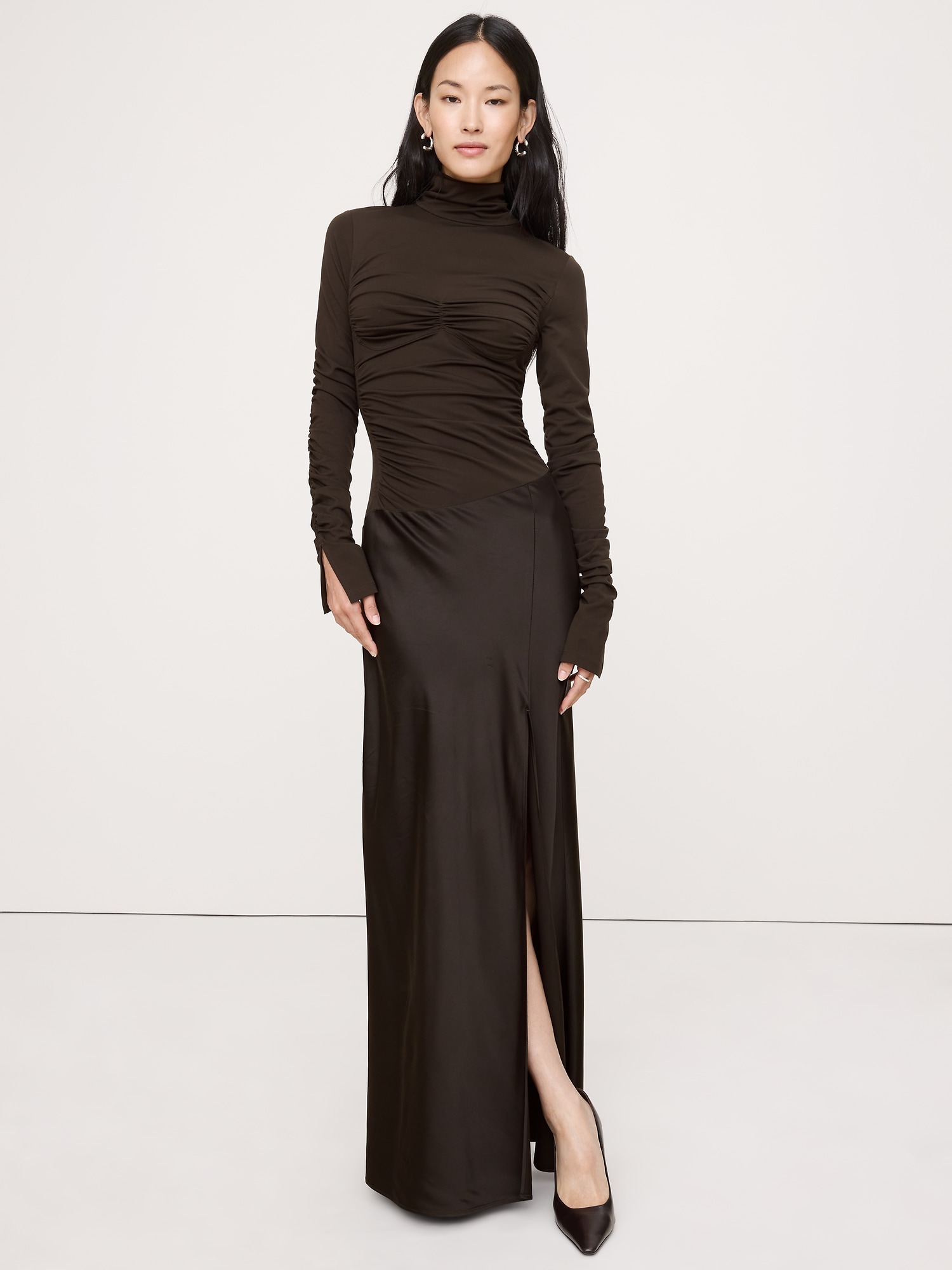 ROBE LONGUE FRONCÉE EN JERSEY ET SATIN EXTENSIBLE