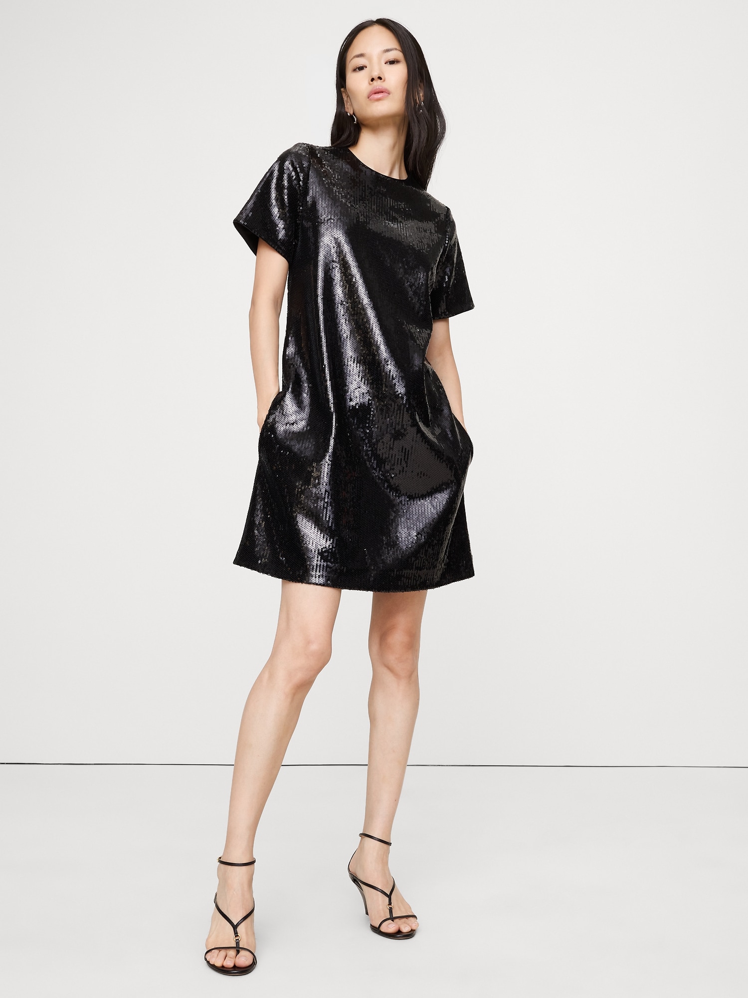 ROBE COURTE À PAILLETTES