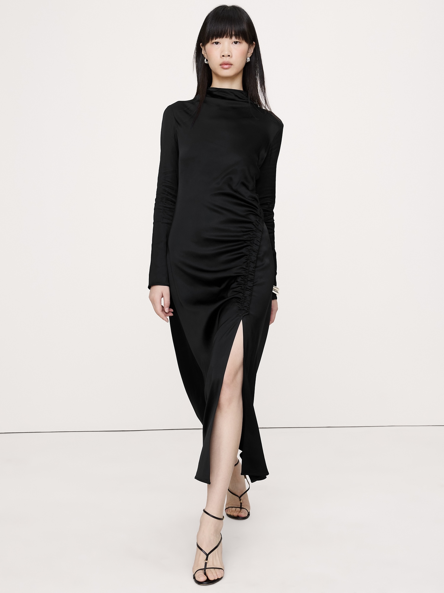 ROBE LONGUE FRONCÉE EN SATIN EXTENSIBLE