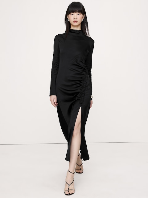 ROBE LONGUE FRONCÉE EN SATIN EXTENSIBLE