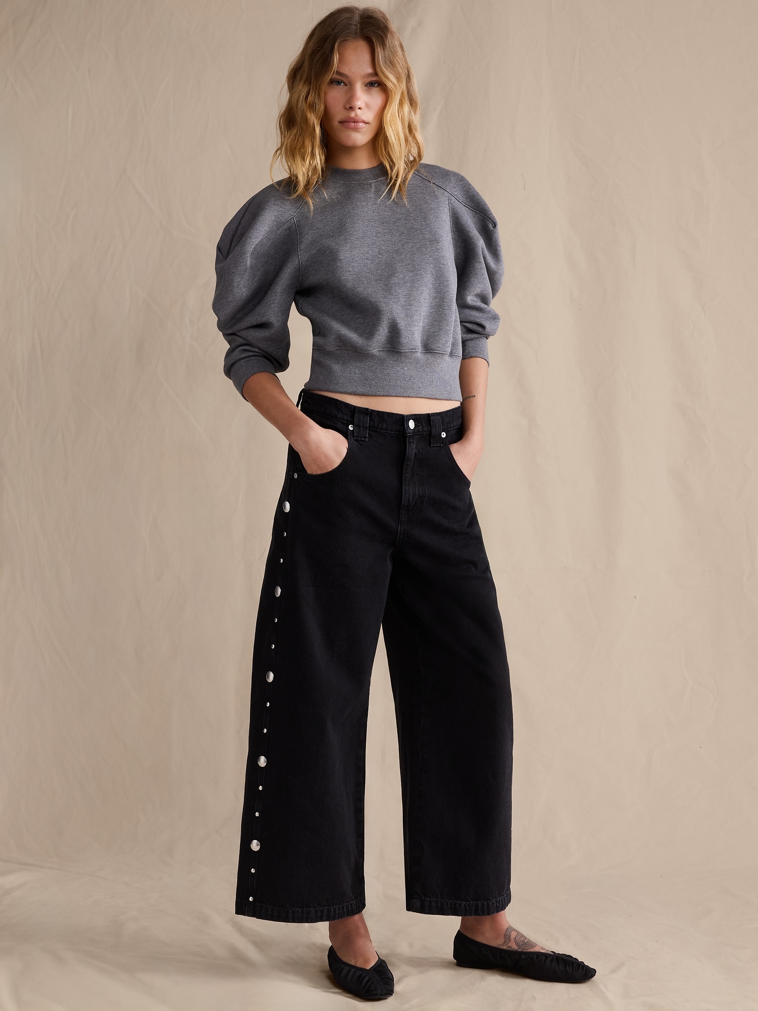 JEAN AMPLE CLOUTÉ TAILLE BASSE LONGUEUR CHEVILLE