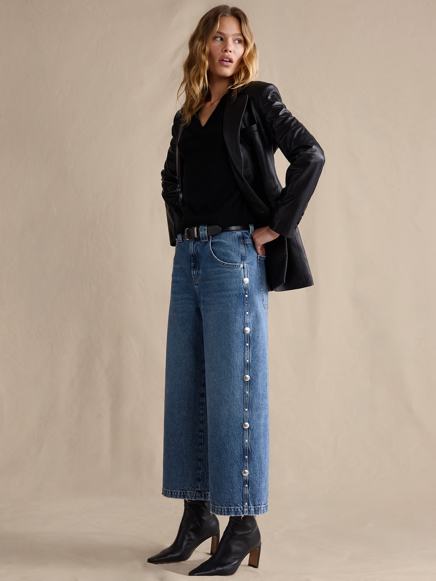 JEAN AMPLE CLOUTÉ TAILLE BASSE LONGUEUR CHEVILLE