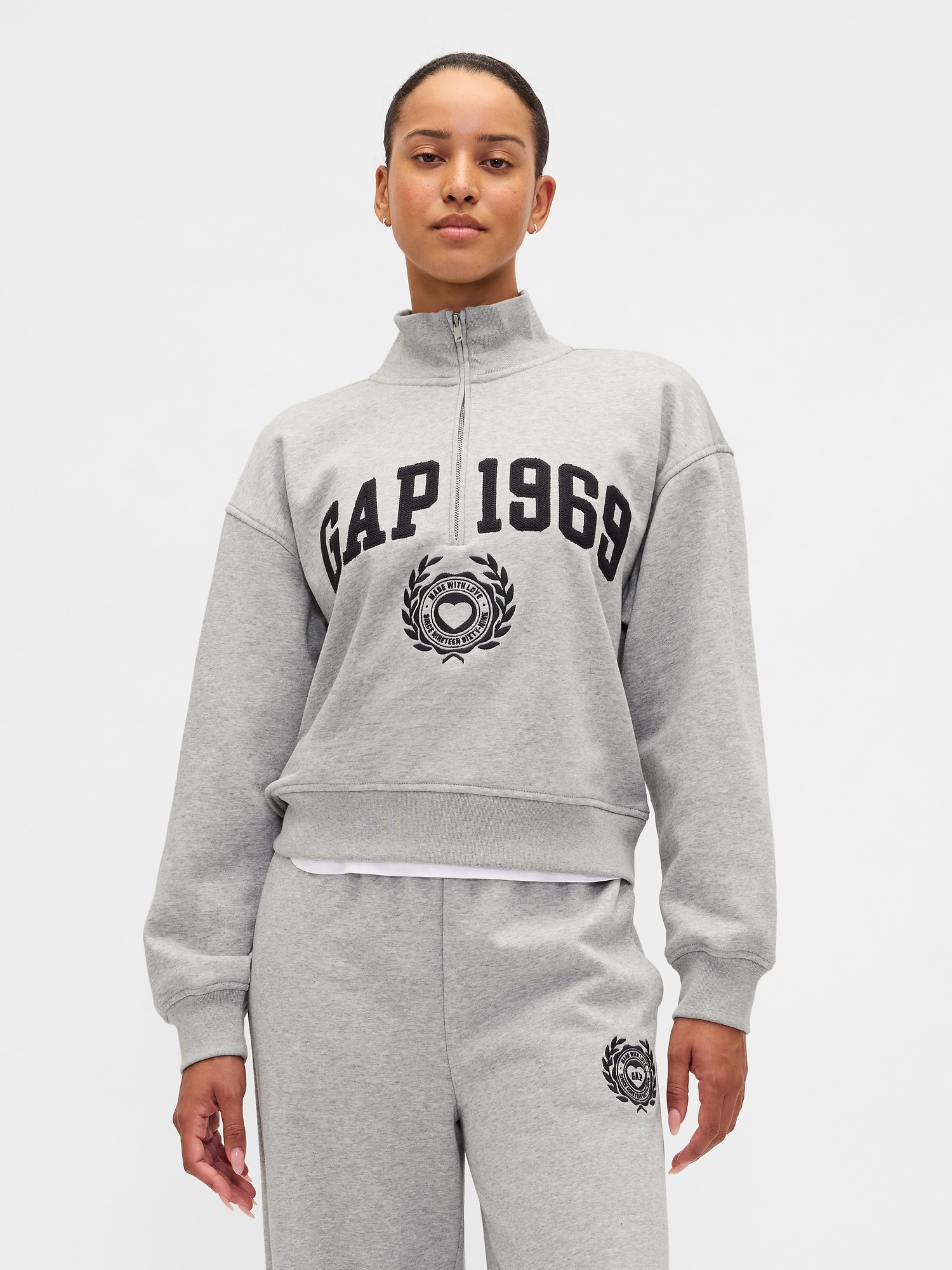 GAP EST. 1969 クロップドスウェット グレー 新品タグ付き Gap公式オンラインストア | ヴィンテージソフト GAP1969ロゴ ハーフ