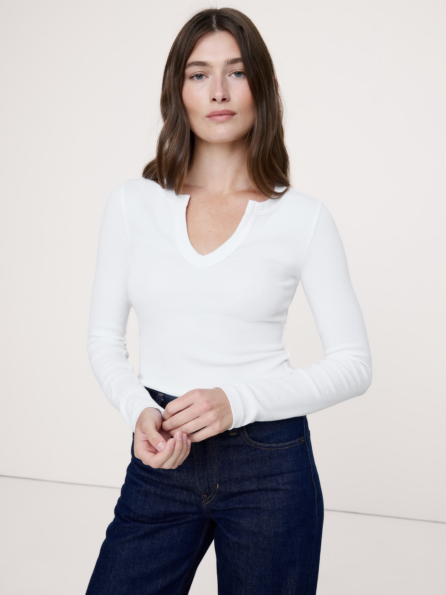 T-SHIRT CÔTELÉ À ENCOLURE CRANTÉE